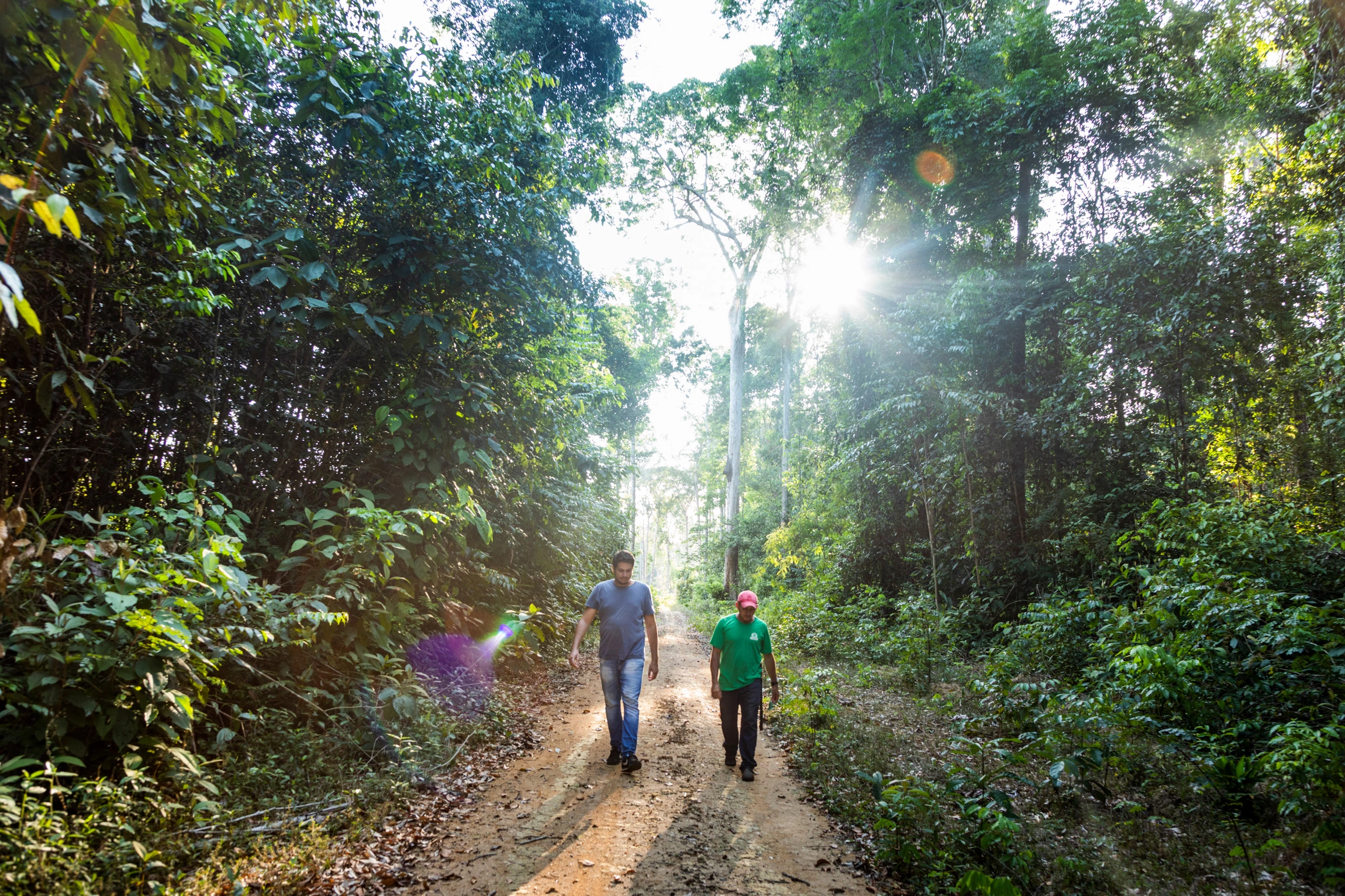 Rafael Costa Mileo, responsável técnico da área de manejo da reserva legal, e Alexandre Rodrigues Santos, diretor da Associação Virola/Jatobá. Anapu/PA.