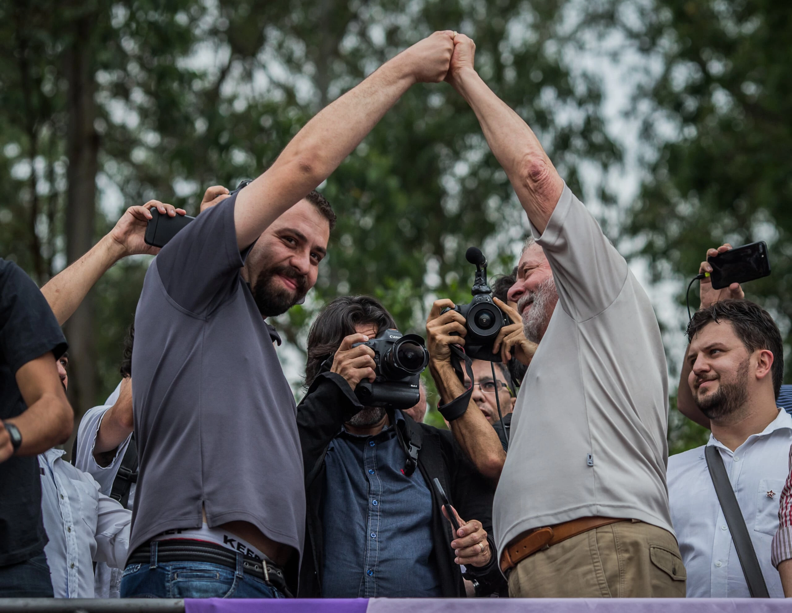 SÃO BERNARDO DO CAMPO, SP, 21.10.2017: LULA-SP - O ex-presidente Lula visita a ocupação Povo Sem Medo, do MTST (Movimento dos Trabalhadores Sem-Teto), em São Bernardo do Campo. Na foto, Lula e o líder do movimento, Guilherme Boulos. (Foto: Bruno Santos/Folhapress)