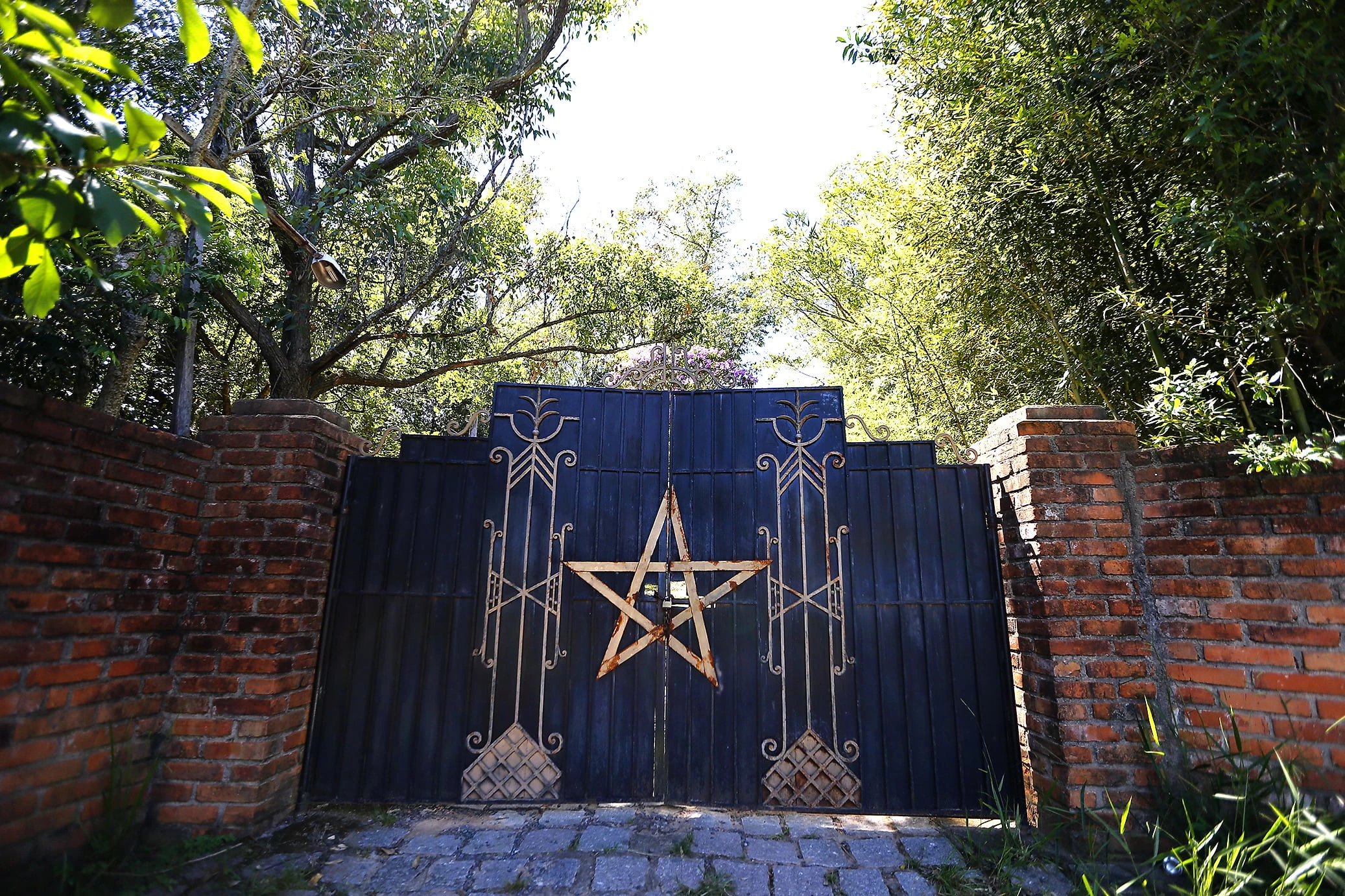 ***FOTO EMBARGADA PARA O RS E SC*** RS, BRASIL, 04/01/2018. A casa onde fica o templo do bruxo preso pela polícia, local em que supostamente teria ocorrido o ritual em que as crianças foram sacrificadas, fica em uma estrada erma, de chão batido, na Região Metropolitana. Foto: Félix Zucco/Agência RBS/Folhapress