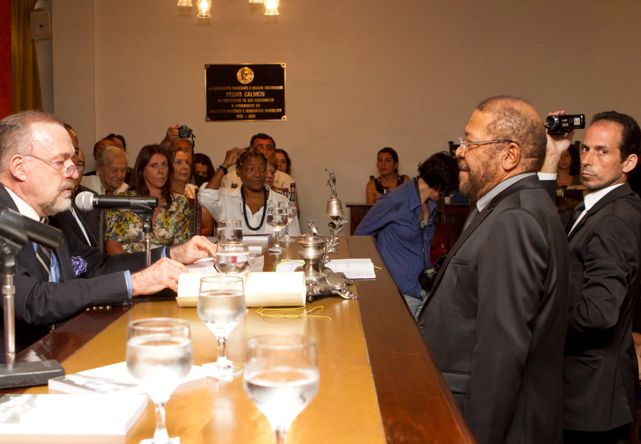 Martinho recebe o diploma de acadêmico Academia Carioca de Letras.