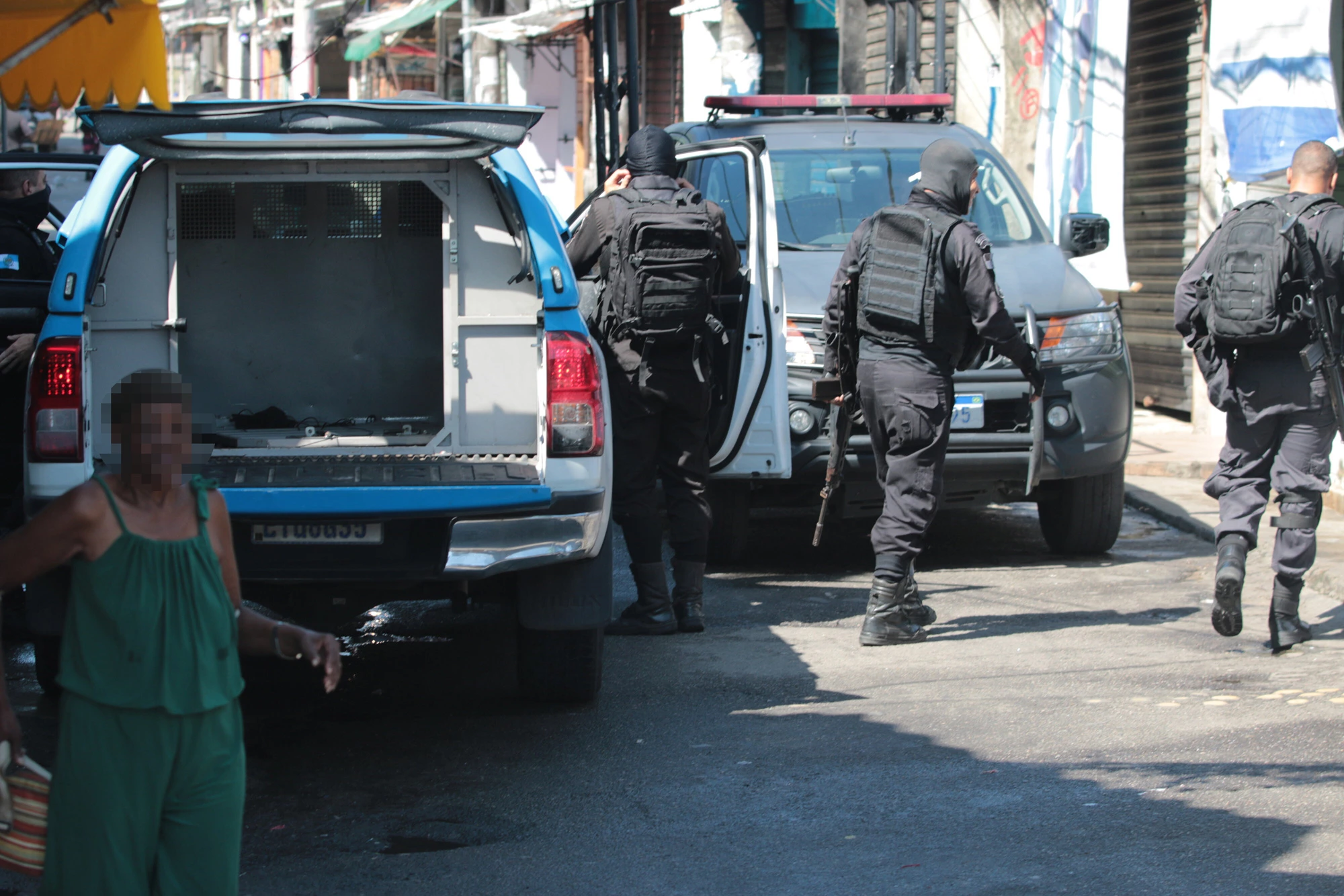 O governo do Rio de Janeiro deu início na manhã desta quarta-feira (19) ao Cidade Integrada, o novo projeto de ocupação social de comunidades e uma espécie de reformulação do programa das Unidades de Polícia Pacificadora (UPPs), criado em 2008. A ação com 1.200 homens, começou pelo Jacarezinho, na Zona Norte.