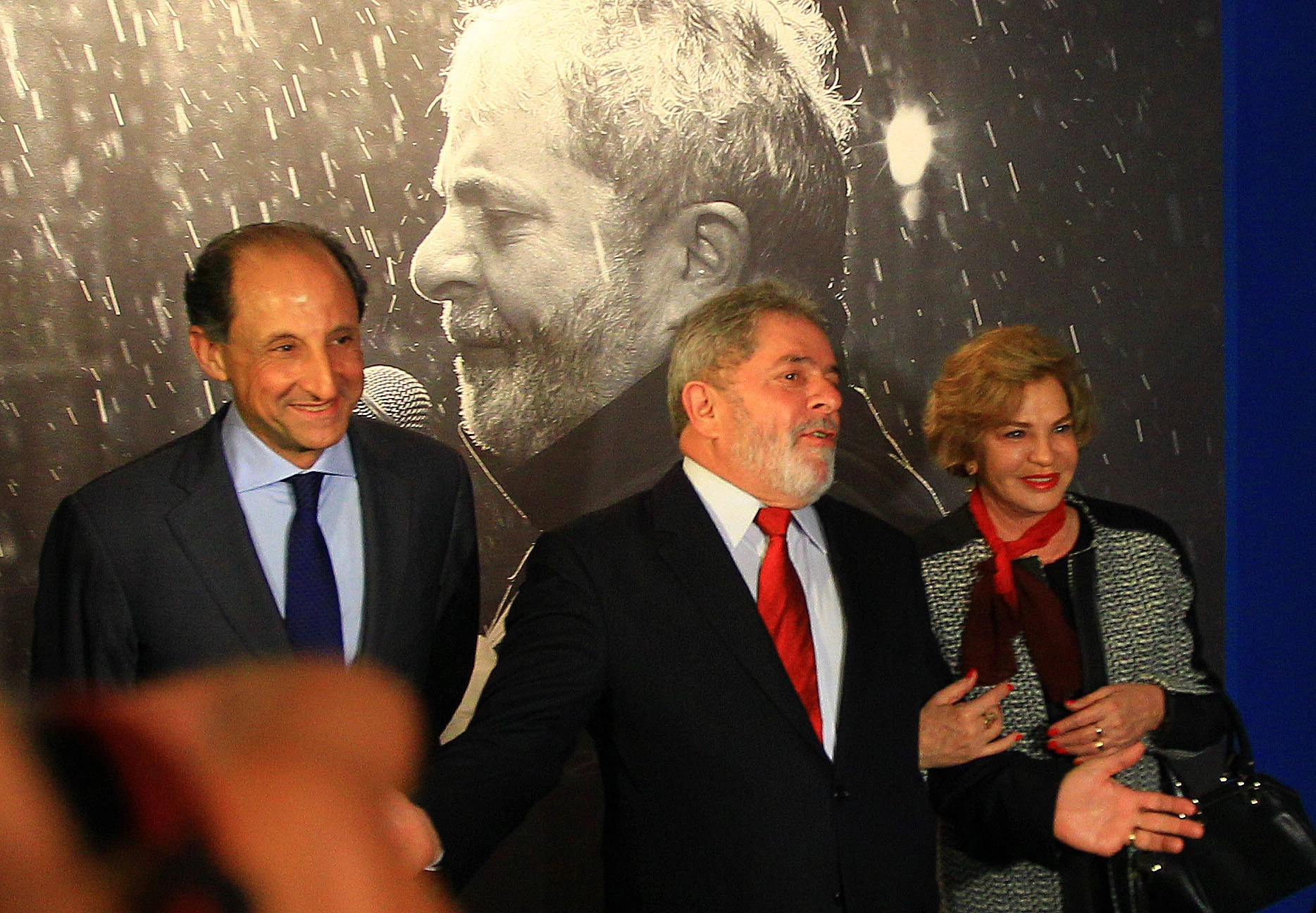 SÃO PAULO, SP, BRASIL, 18-07-2011, 20h00: O ex-presidente Luiz Inácio Lula da Silva, entre o presidente da Fiesp, Paulo Skaf, e a ex-primeira-dama Marisa Letícia, é homenageado na FIESP. Lula abriu exposição de fotos de Ricardo Stuckert, seu ex-fotgrafo oficial. (Foto: Juca Varella/Folhapress, 0615, PODER)