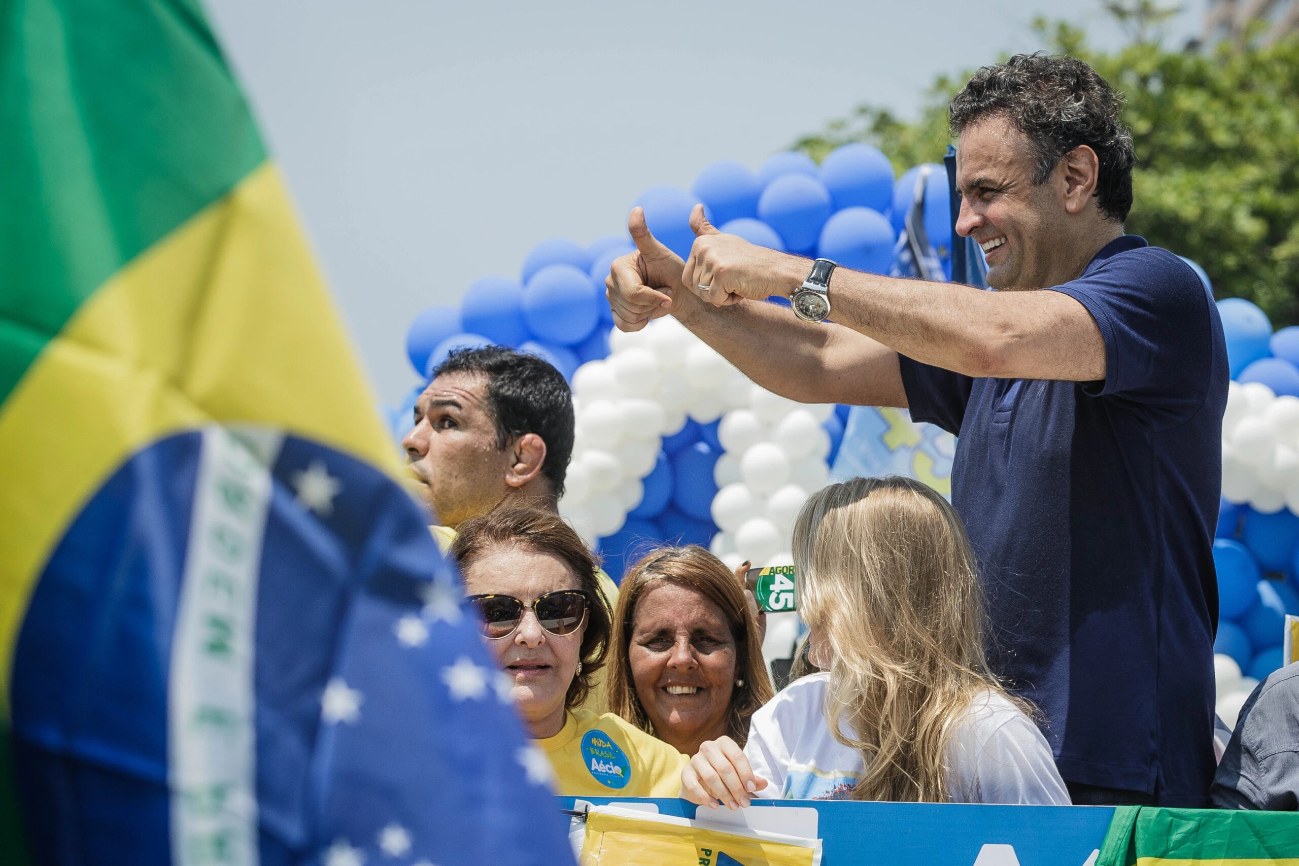 RIO DE JANEIRO, RJ, 19.10.2014: AÉCIO-RIO - O candidato do PSDB à Presidência da República, Aécio Neves, faz carreata pela Avenida Atlântica, em Copacabana, na zona sul do Rio de Janeiro, neste domingo, 19, (Foto: Eduardo Anizelli/Folhapress)