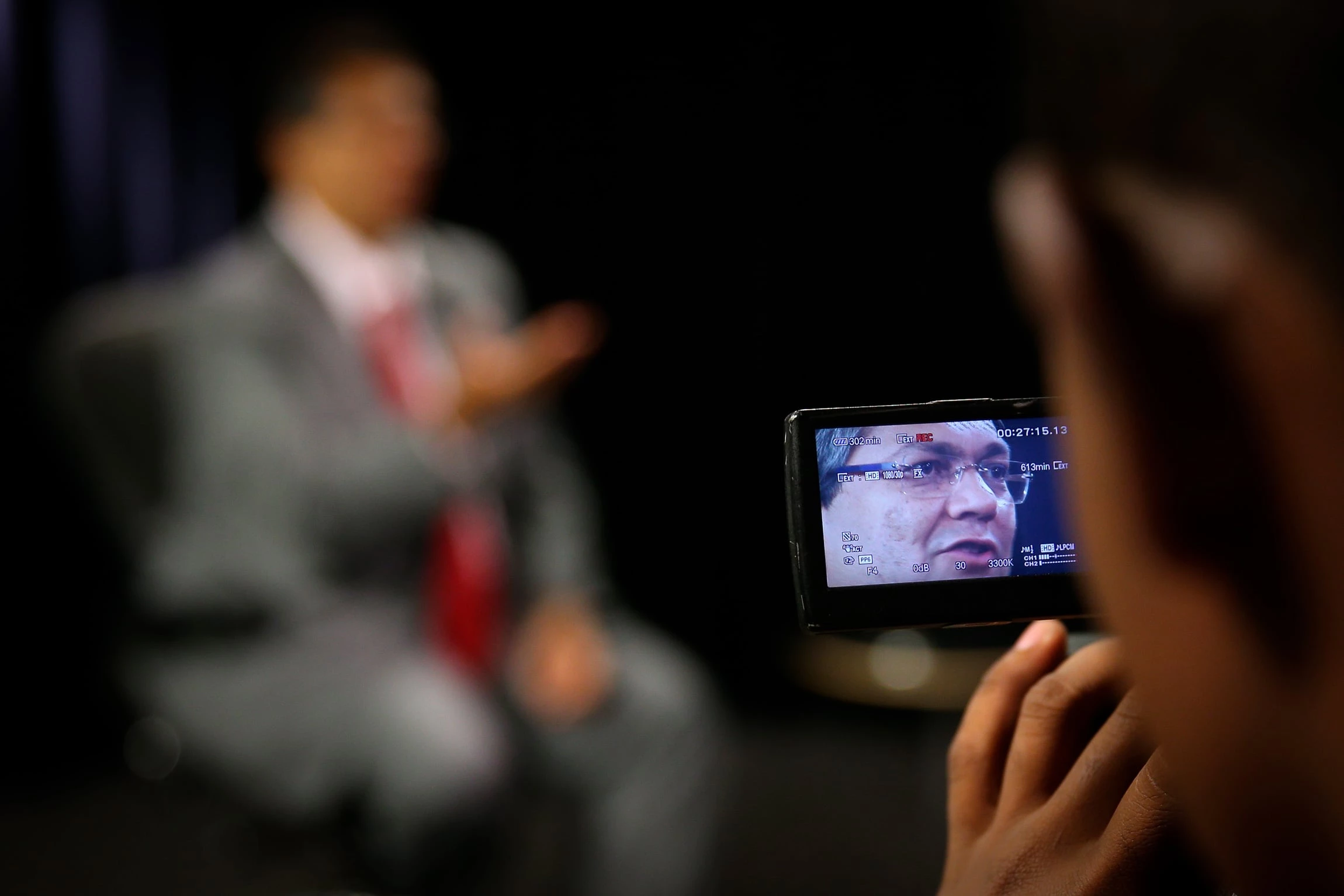 "o presidente Bolsonaro precisaria se inspirar em bons exemplos, inclusive da direita, e procurar desarmar um pouco o governo dele, e os que o cercam, dessa visão belicista, para poder impulsionar o país para frente."