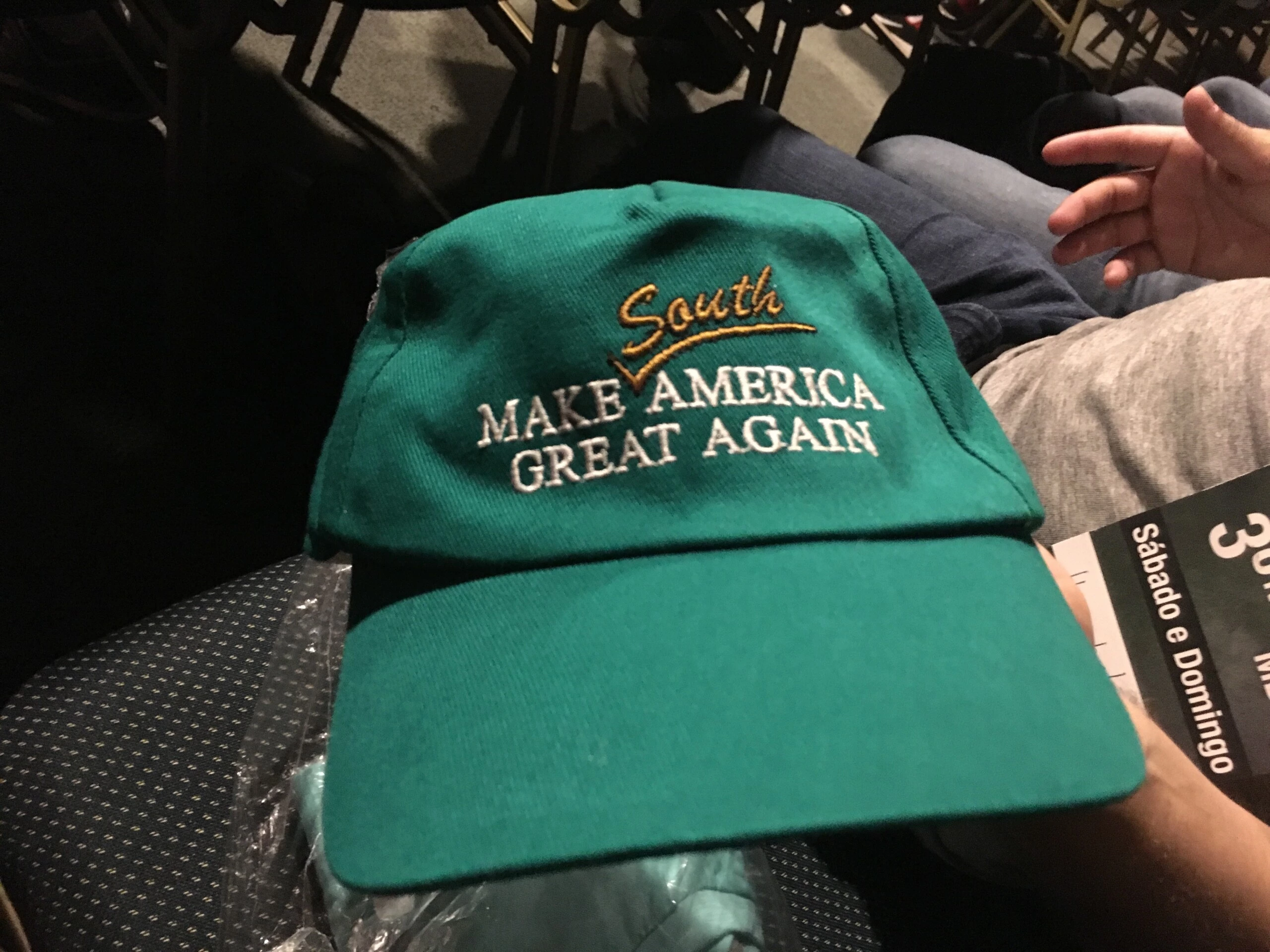 Boné vendido na lojinha do 3º no Congresso do MBL, realizado em novembro de 2017.