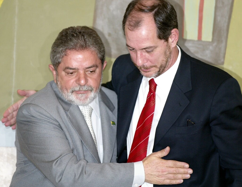 Governo Lula: o presidente Luiz Inácio Lula da Silva (esq.) e o ministro Ciro Gomes (Integração Nacional) durante reunião do Conselho de Desenvolvimento Econômico e Social, sobre Política Nacional de Desenvolvimento Regional (PNDR), no Palácio do Planalto. (Brasilia, DF, 02.09.2004, 11h. Foto: Sérgio Lima/Folhapress)
