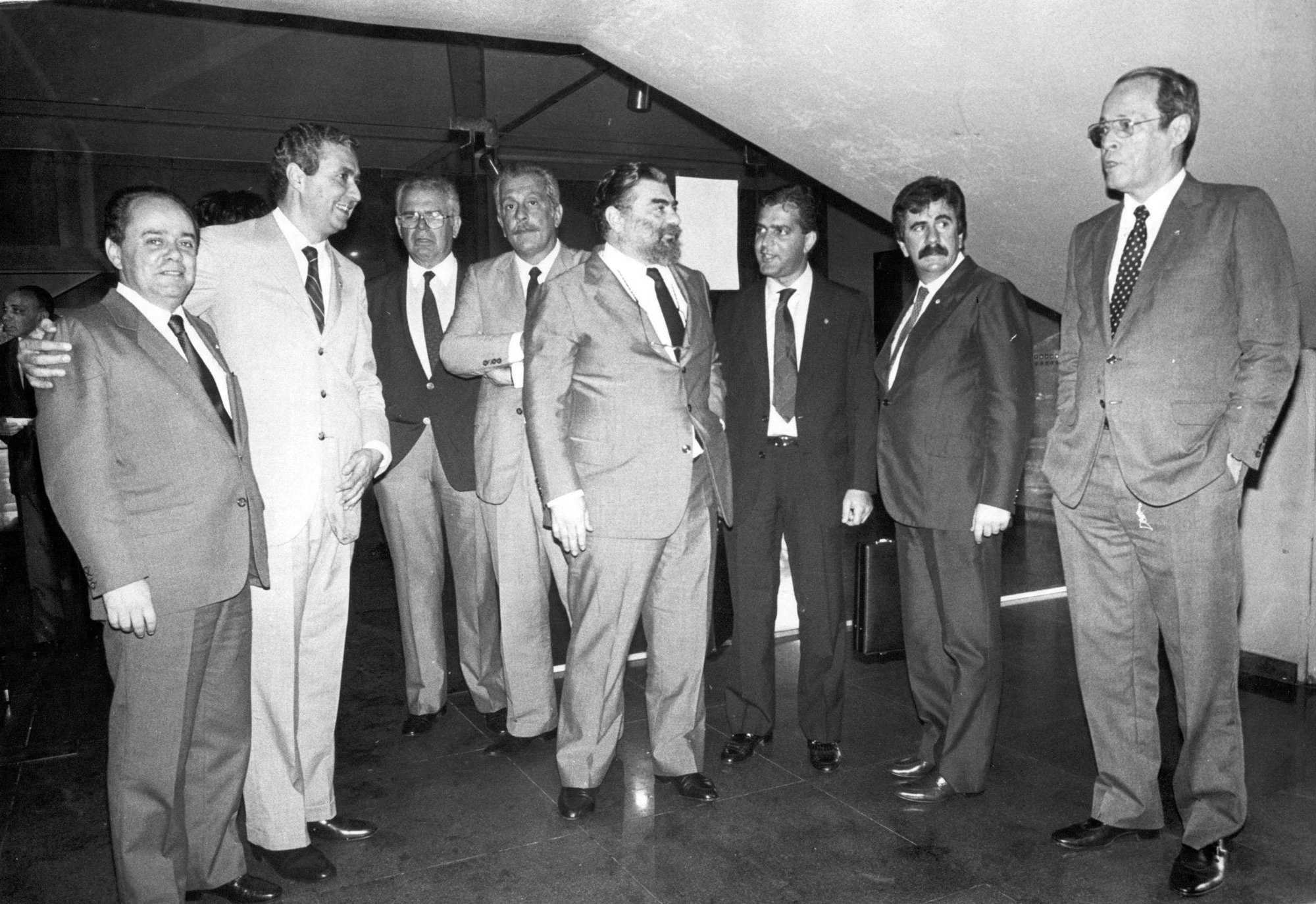 Assembléia Nacional Constituinte 1987-1988: políticos do grupo Centrão fazem visita ao jornal O Estado de S. Paulo. Entre eles, estão Ricardo Izar (PFL-SP, de terno claro), Roberto Cardoso Alves (PMDB-SP, ao fundo), Ricardo Fiuza (PFL-PE), Gastone Righi (PTB-SP, de barba) e Luís Eduardo Magalhães (PFL-BA). (São Paulo, SP, 18.12.1987. Foto de Paulo Cerciari/Folhapress