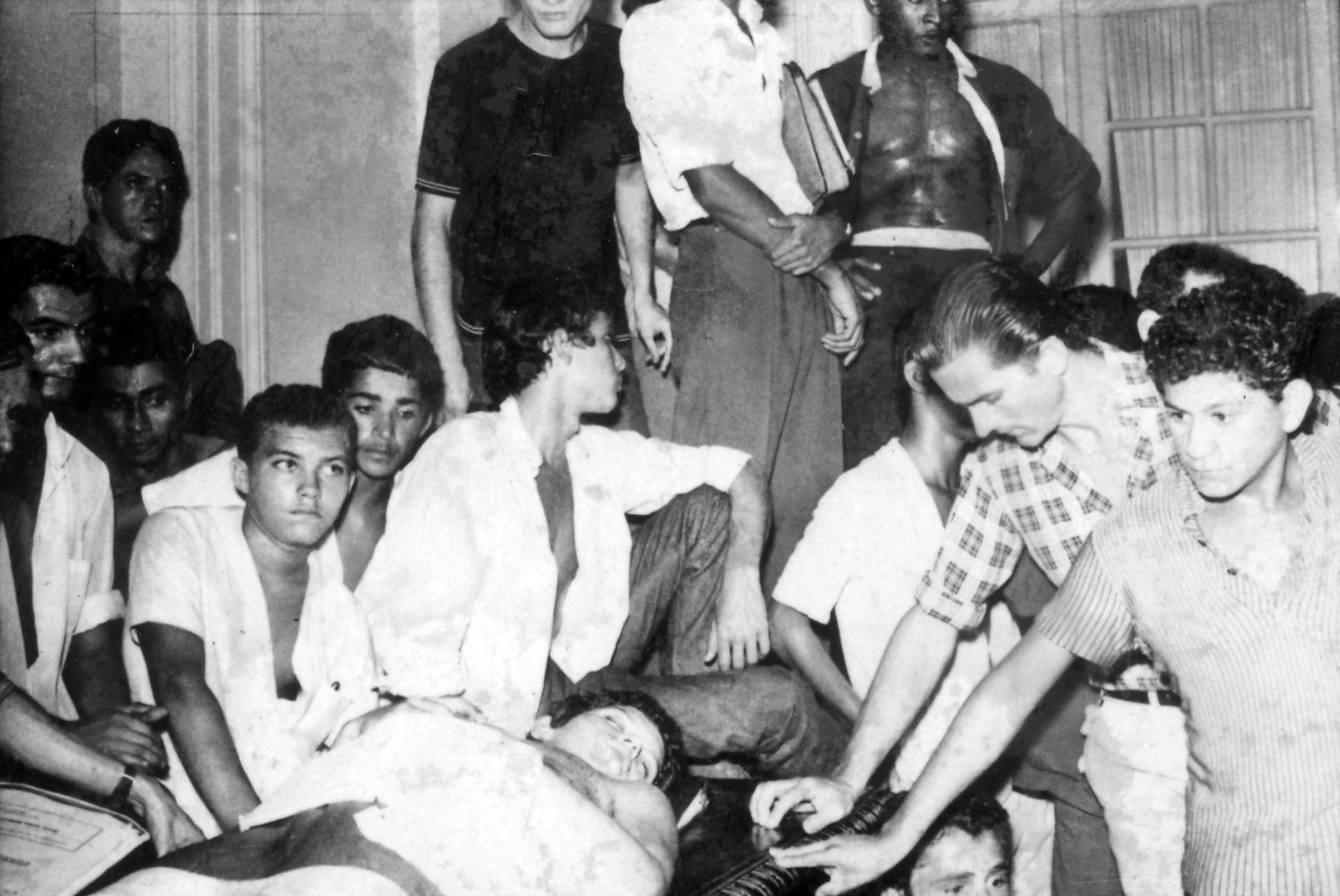 RIO DE JANEIRO, RJ, BRASIL, 28-03-1968: Caso Calabouço: corpo do jovem secundarista Edson Luís de Lima Souto, assassinado no dia 28 de março de 1968 pelo comandante da tropa da PM, o aspirante Aloísio Raposo durante confronto entre a Polícia Militar e estudantes que protestavam contra a alta do preço da comida no restaurante universitário Calabouço, no Rio de Janeiro (RJ). Edson foi o primeiro estudante assassinado pela Ditadura Militar e sua morte marcou o início de um ano turbulento de intensas mobilizações contra o regime militar que endureceu até decretar o chamado AI-5 (Ato Institucional). (Foto: Folhapress) (Foto: Folhapress)