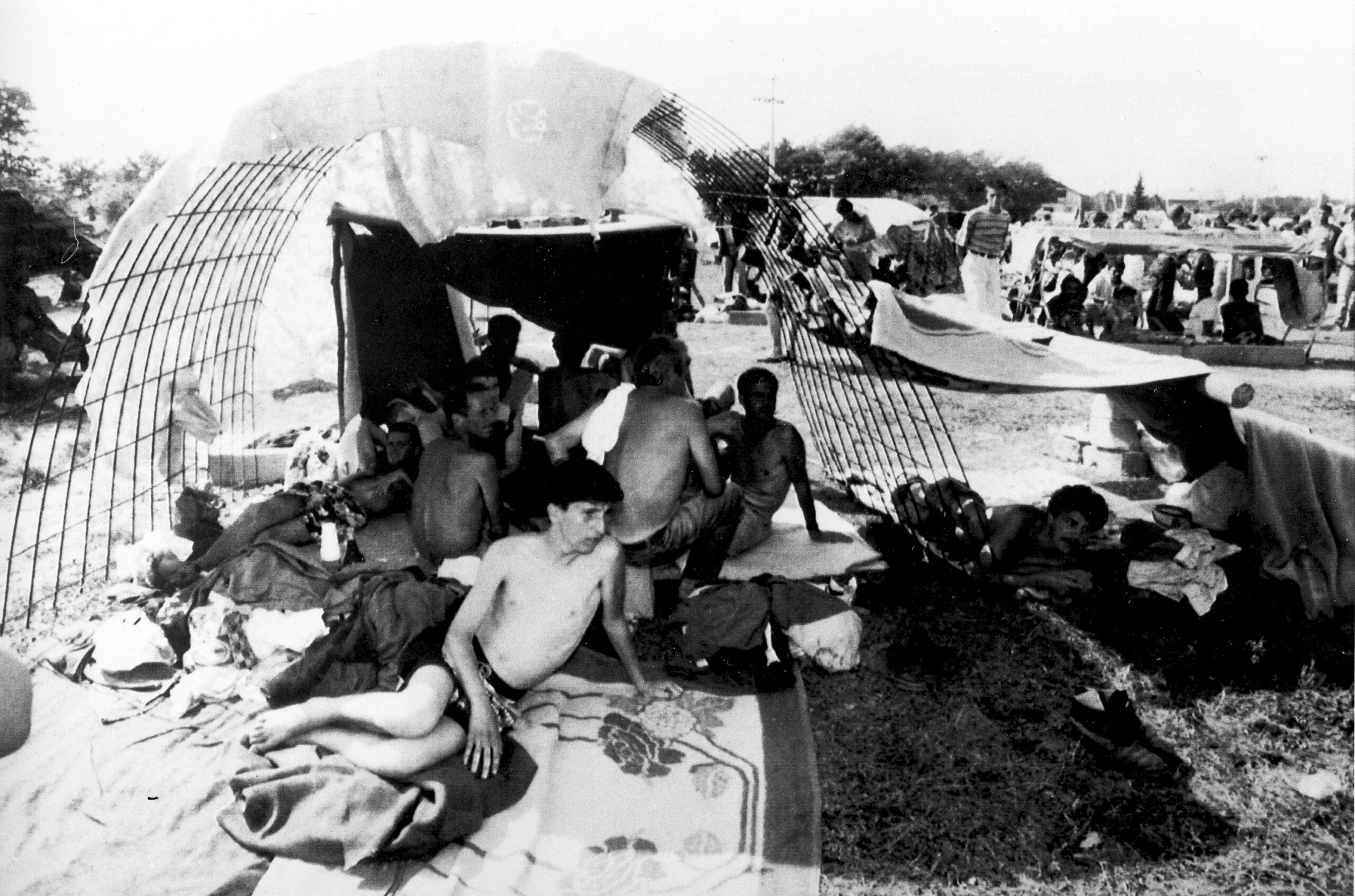 Vista externa do campo de detenção de Trnopolje, perto de Banja Luka, na Bósnia-Herzegovina, em 9 de agosto de 1992.