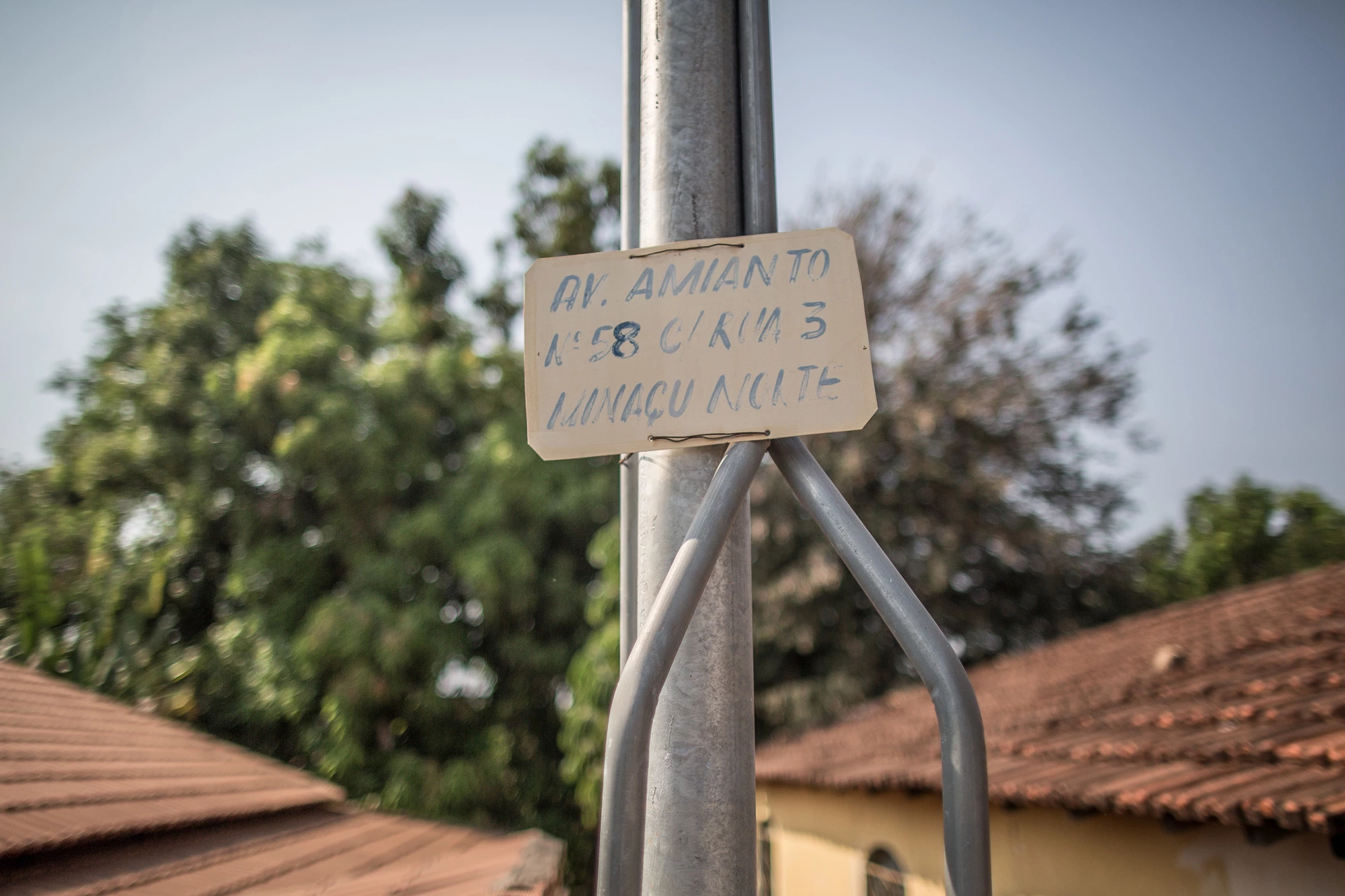 Placa em rua da cidade de Minaçú.