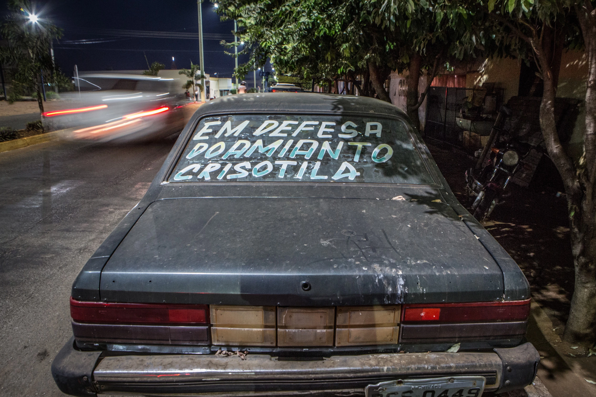 Carro em rua da cidade goiana de Minaçú, com inscrições de apoio a mineração de amianto. A cidade é sede da mineradora Sama, que produz amianto há decadas na região.