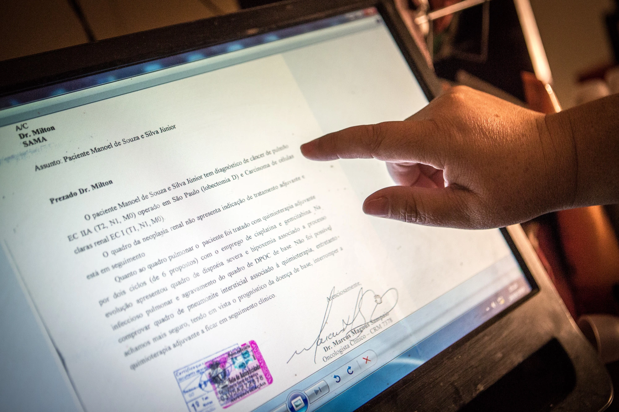 Lucia de Souza, filha de Manoel de Souza e Silva Jr., ex-funcionário da mineradora Sama, onde trabalhou por 12 anos, mostra laudos e exames de seu pai dando conta de sua doença.