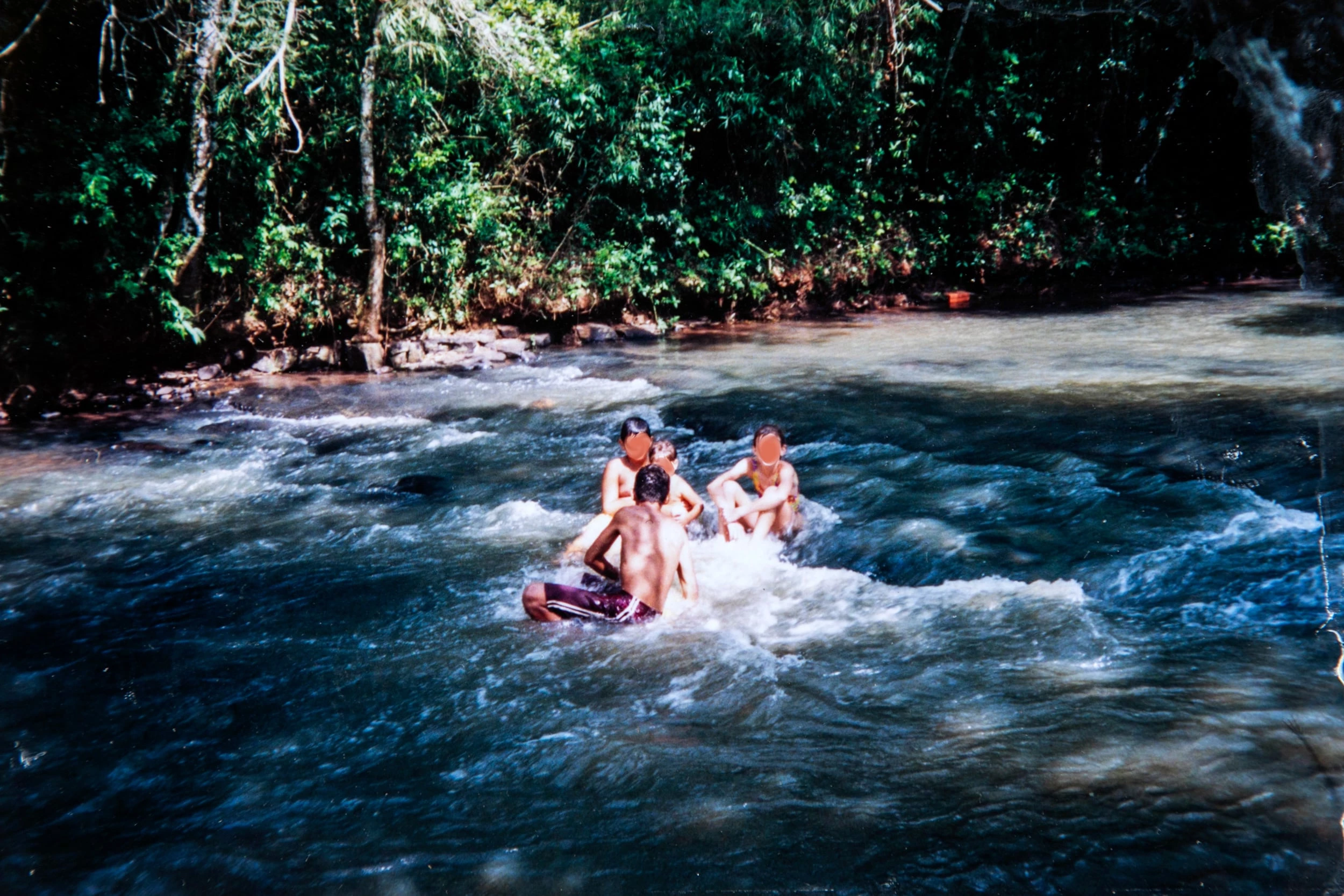 Ignoradas pelos pais e pelo estado, crianças eram colocadas para adoção ou abrigadas por vizinhos e outras mulheres.
