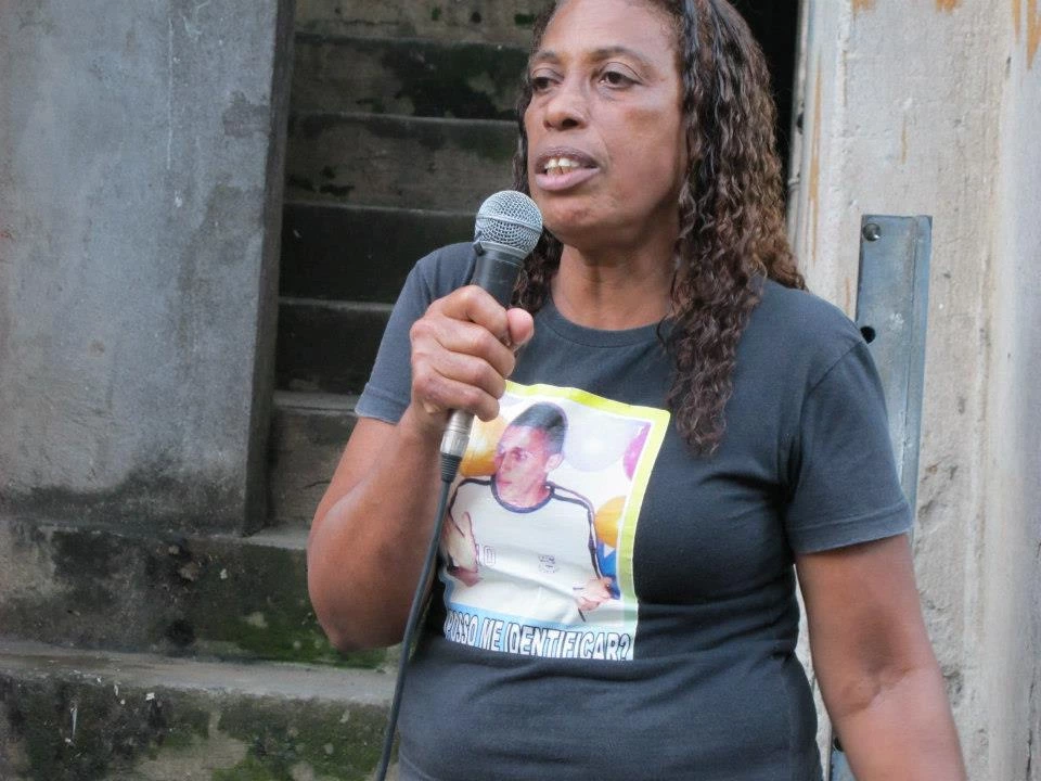 Dalva fala no ato em memória dos 10 anos da Chacina do Borel, ocorrida em 2003. 