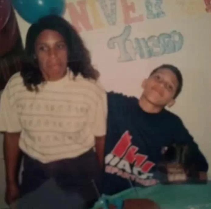 Aniversário de 12 anos de Thiago da Costa Correia da Silva, assassinado aos 19 na Chacina do Borel. "Ele estava tentando fazer chifrinho em mim na foto", lembra sua mãe, Dalva Silva.