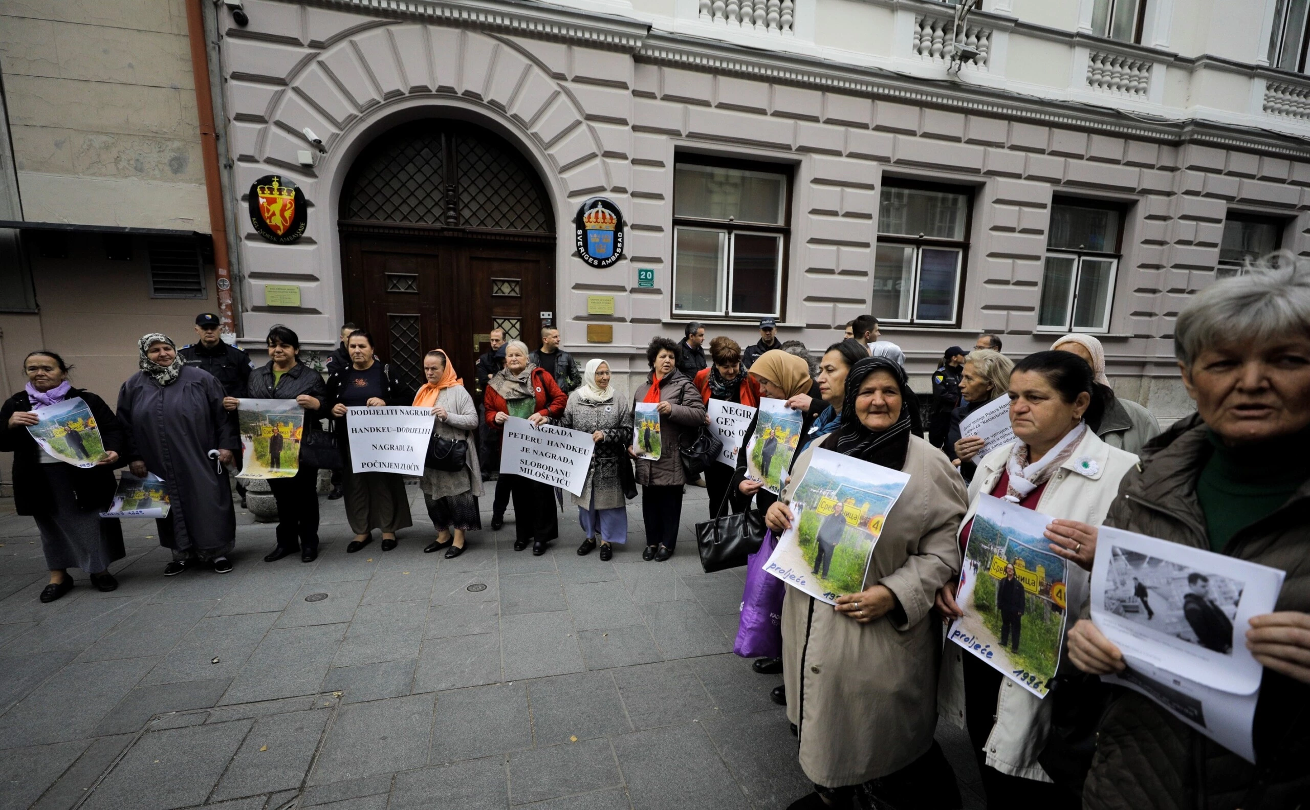 Parentes bósnios das vítimas de Srebrenica se reúnem para protestar contra o vencedor do Nobel de Literatura de 2019 Peter Handke em frente à Embaixada da Suécia em Sarajevo, na Bósnia, em 5 de novembro de 2019.
