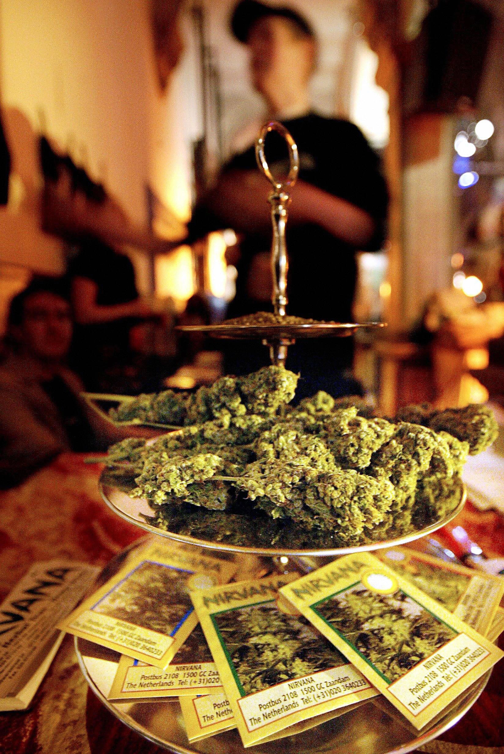 Clientes consomem maconha em coffee shop de Amsterdã, na Holanda.