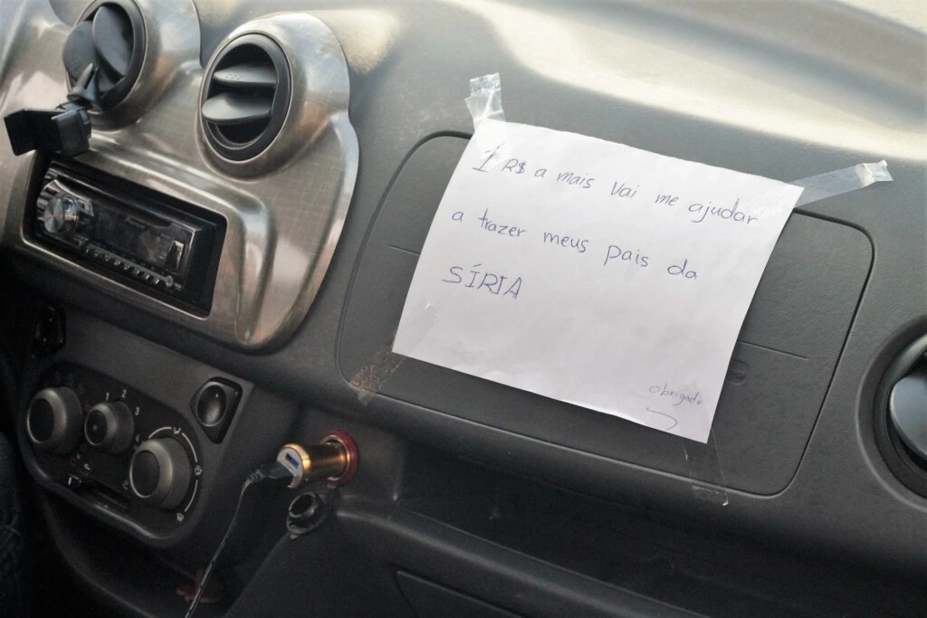 Placa exibida no carro de Houssam Nour.