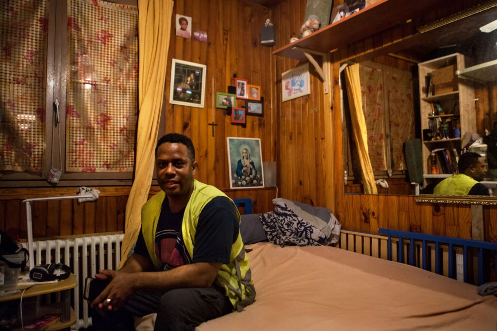 Laurent Lallane usa um colete amarelo em sua casa no subúrbio parisiense de Bobigny, na França, em 11 de janeiro de 2018, para demonstrar solidariedade aos manifestantes, em 11 de janeiro de 2019.