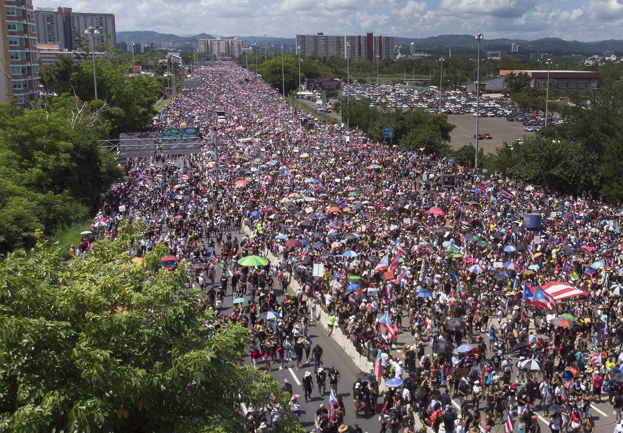 Vista aérea de um drone mostra milhares de pessoas enchendo a rodovia Expreso Las Américas pedindo a destituição do governador Ricardo Rosselló em 22 de julho de 2019, em San Juan, Porto Rico. Foto: Joe Raedle/Getty Images