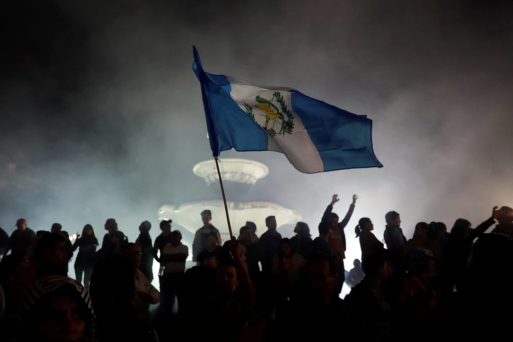 Manifestantes protestam contra a decisão do presidente da Guatemala, Jimmy Morales, de não renovar o mandato de uma comissão anticorrupção patrocinada pela ONU. Cidade da Guatemala, 14 de setembro de 2018. 