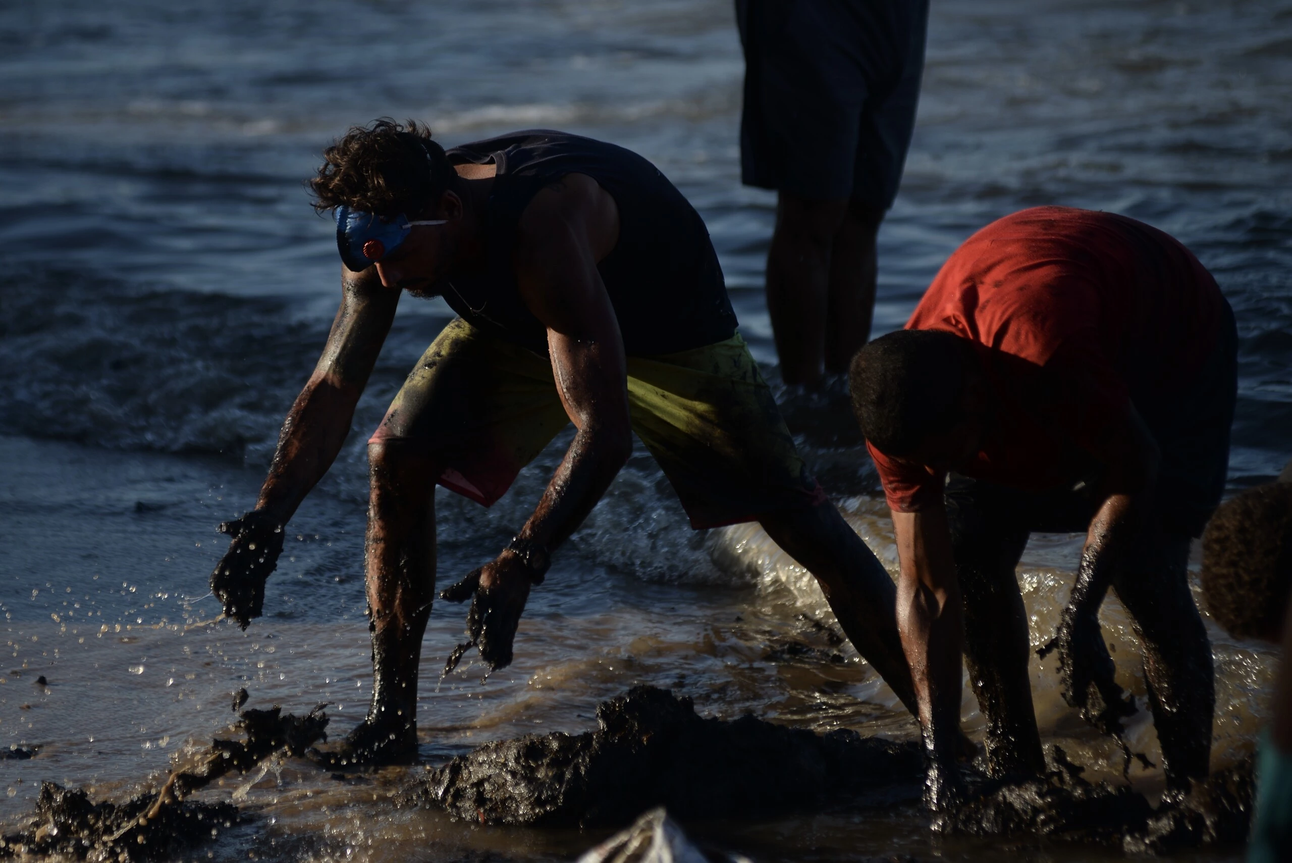 Desde o domingo passado, mais de dez toneladas de óleo foram retiradas somente da praia do Suape, no muncípio de Cabo de Santo Agostinho, Pernambuco.