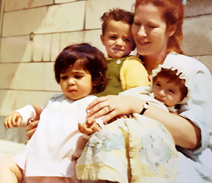 Sara, que pediu ao Intercept para não ter seu nome real divulgado, fotografada ainda criança com seus irmãos e sua mãe adotiva.