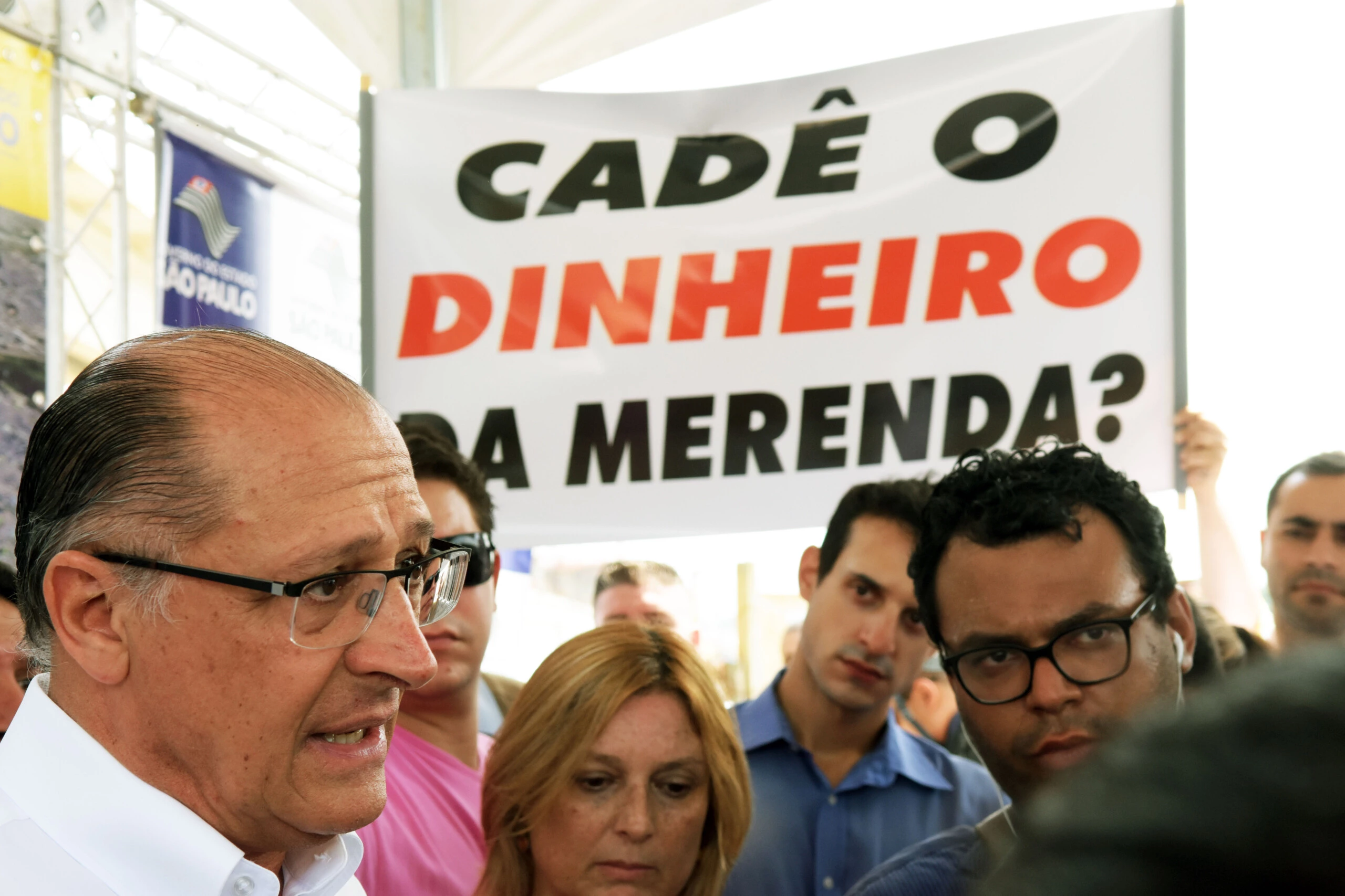 GUARULHOS, SP, 29.03.2016:  GOVERNO-SP - O governador Geraldo Alckmin durante visita as obras da Linha 13-Jade, da CPTM (Companhia Paulista de Trens Metropolitanos), que ligará a capital ao Aeroporto Internacional de Guarulhos e terá 12,2 km de extensão. Geraldo Alckmin foi hostilizado devido a Operação Alba Branca, que investiga supostas fraudes em contratos de merenda em escolas estaduais. (Foto: Luciano Amarante/Folhapress)
