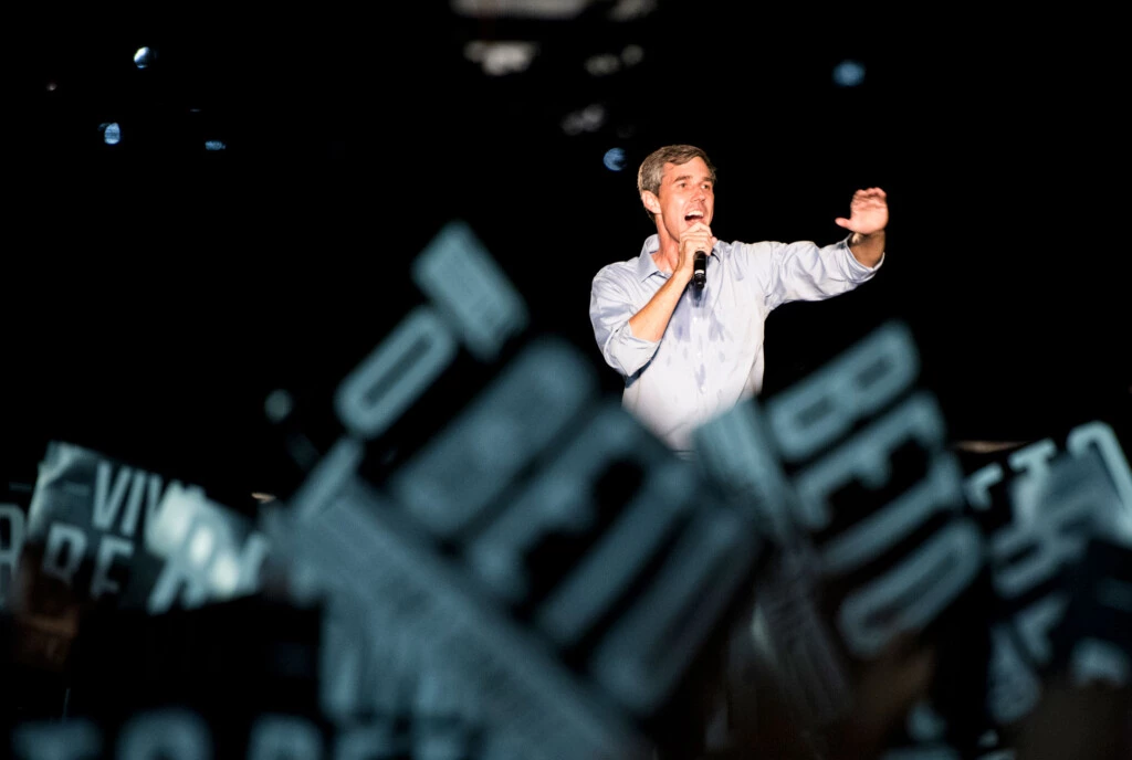 O ex-deputado Beto O’Rourke, candidato democrata ao Senado dos EUA, discursa em um comício em Austin, no Texas, que contou com a participação do cantor Willie Nelson, no dia 29 de setembro de 2018.