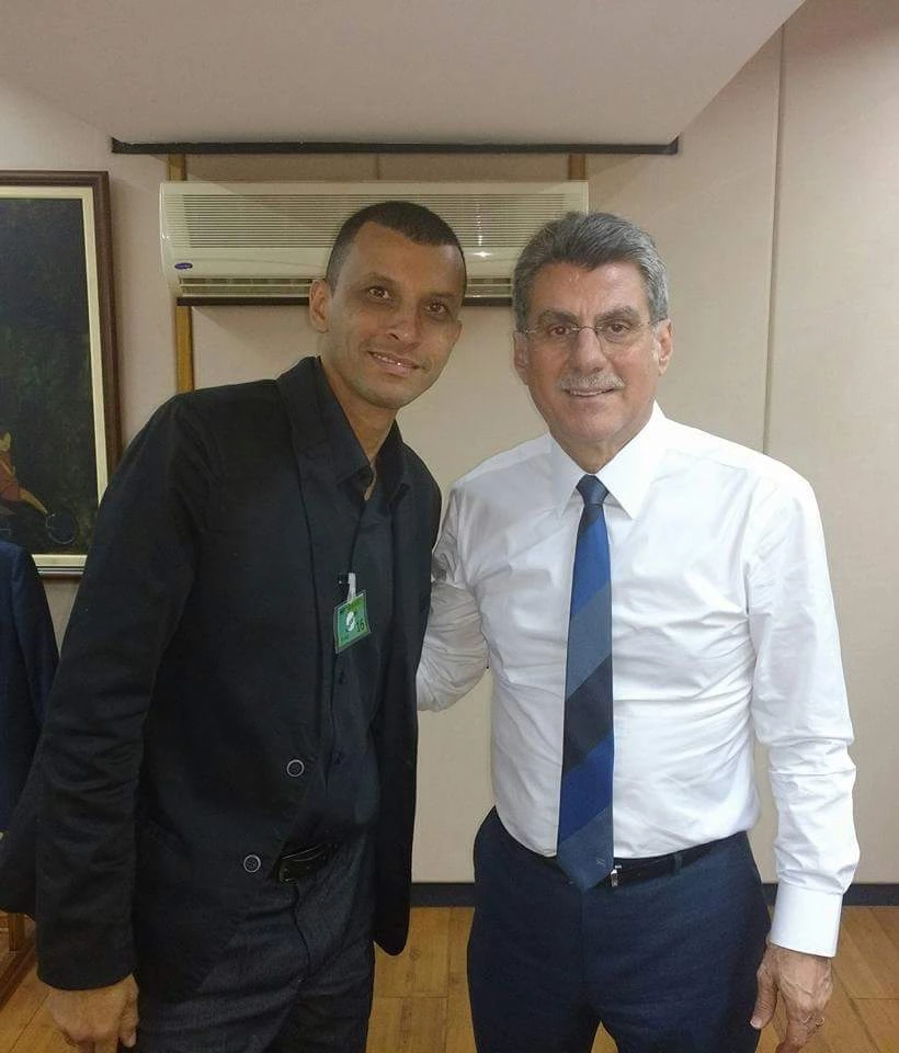 Ismael Cardeal, coordenador da Caiuá, posa com o senador Romero Jucá