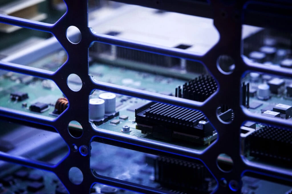 Componentes são vistos em uma placa de circuito dentro dos Interruptores Agile Série S12700 da Huawei Technologies Co. em exibição em uma sala de exposições na sede da empresa em Shenzhen, na China, na terça-feira, 5 de junho de 2018.