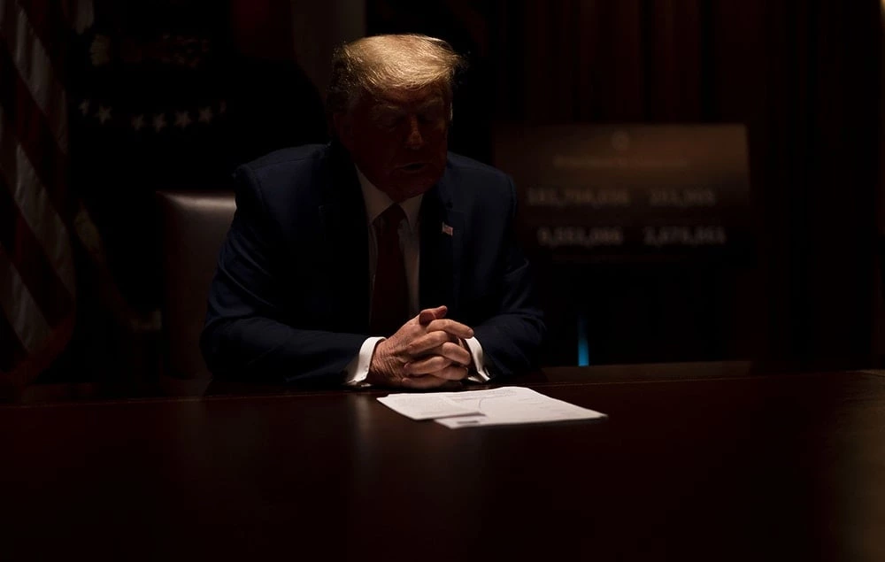 O presidente Donald Trump se reúne com o governador do Colorado, Jared Polis, e com o governador da Dakota do Norte, Doug Burgum, em 13 de maio, em Washington, D.C.