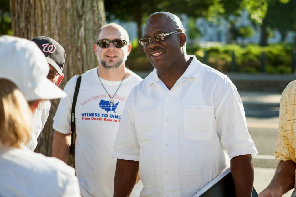 Jerry Givens com Abe Bonowitz, no centro, à esquerda, diante da Suprema Corte dos EUA em 2011, no evento anual de Jejum e Vigília pela Abolição da Pena de Morte.