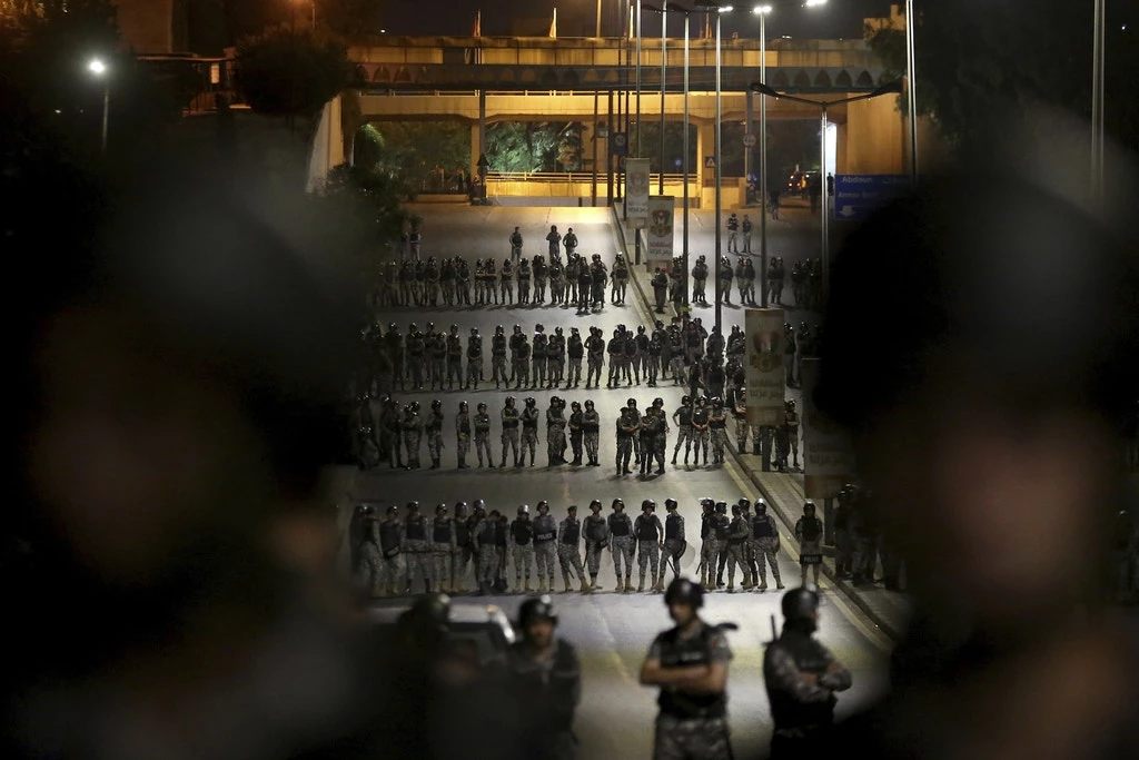 Agentes das forças de segurança jordanianas em alerta na capital do país, Amã, nas primeiras horas do dia 5 de junho de 2018.
