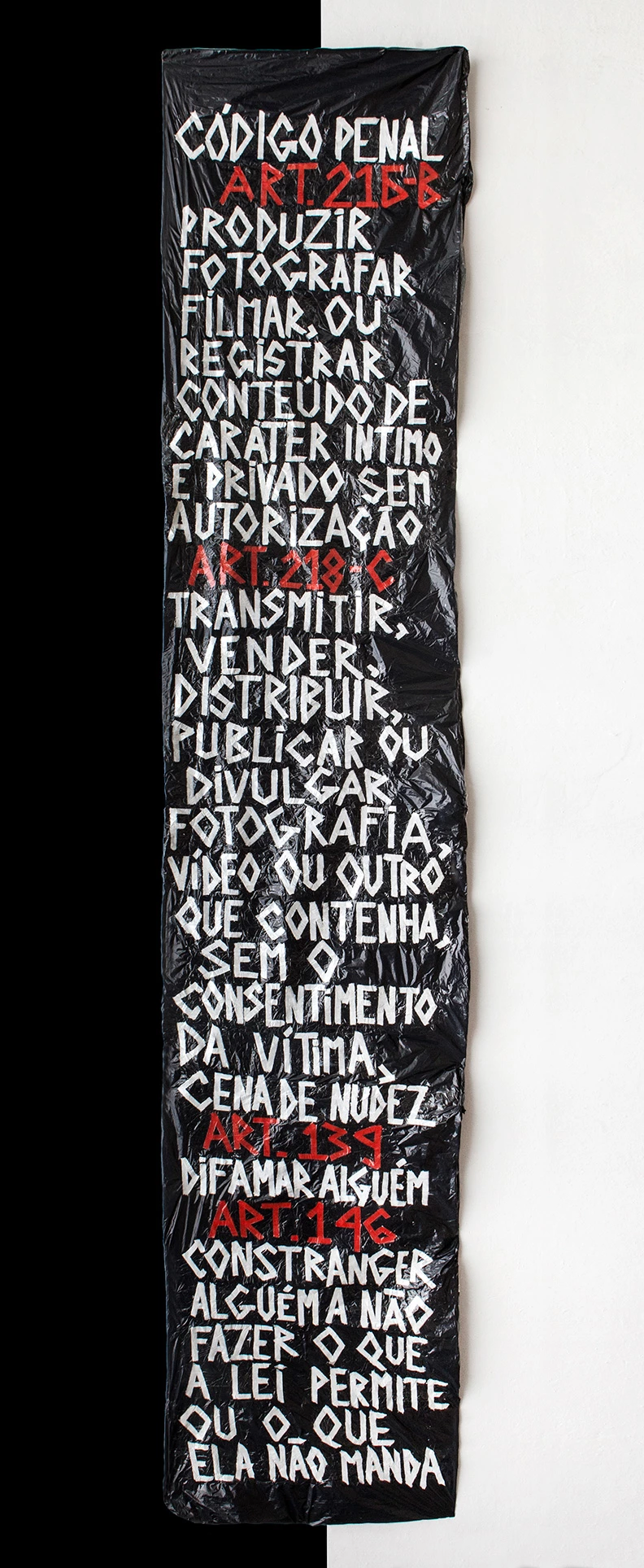 Em uma enorme faixa vertical, disposta em frente ao seu prédio, Patricia alertou os vizinhos do crime que eles cometeram.