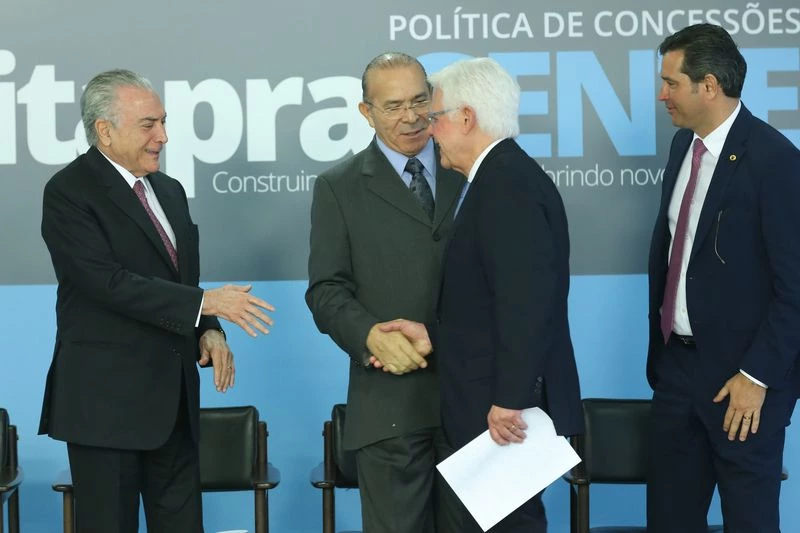 Brasília - O presidente Michel Temer e os ministros Eliseu Padilha, Moreira Franco e Maurício Quintella durante cerimônia de assinatura de contratos de concessões dos aeroportos de Fortaleza, Porto Alegre, Salvador e Florianópolis (Antonio Cruz/Agência Brasil)