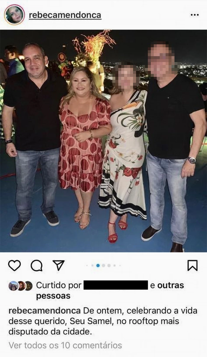 Legenda: O Juiz Araújo (primeiro, à esquerda) e a juíza Mendonça no aniversário do “Seu Samel” com outros dois magistrados.