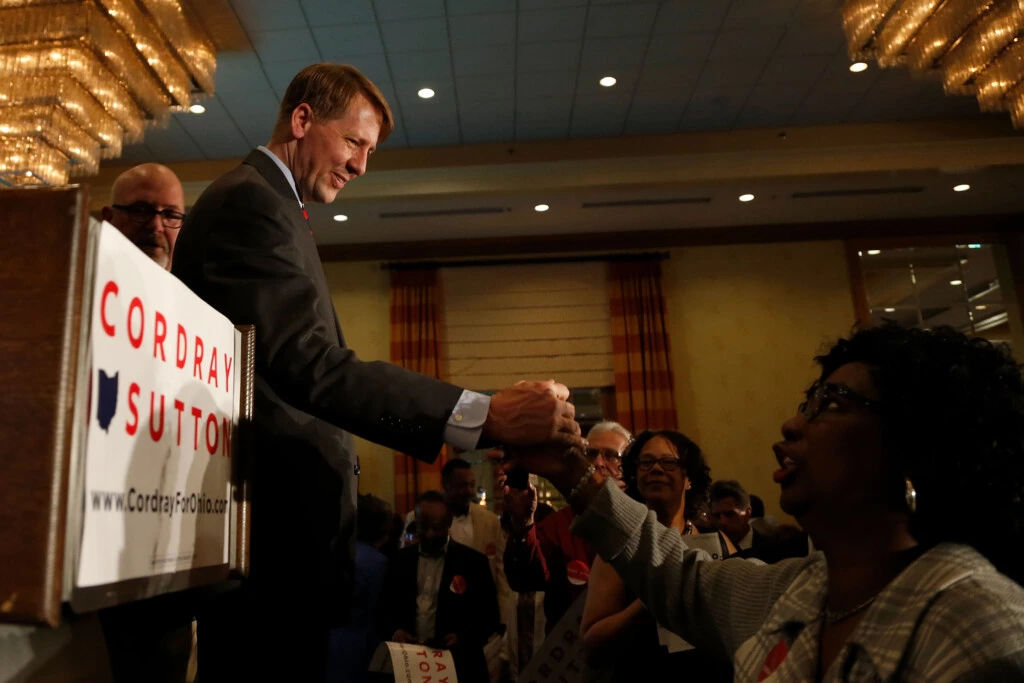 Richard Cordray cumprimenta apoiadores depois de falar durante um evento noturno em 8 de maio, em Columbus, Ohio.