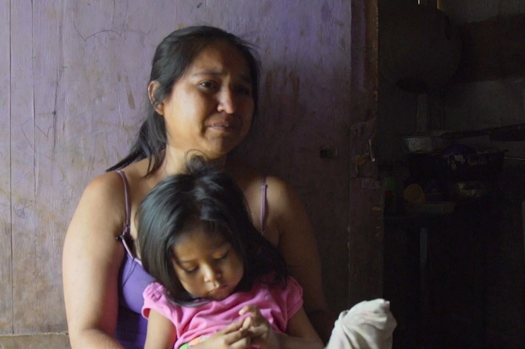 Natalie, 31, perdeu um filho porque não tinha dinheiro para comprar remédios.