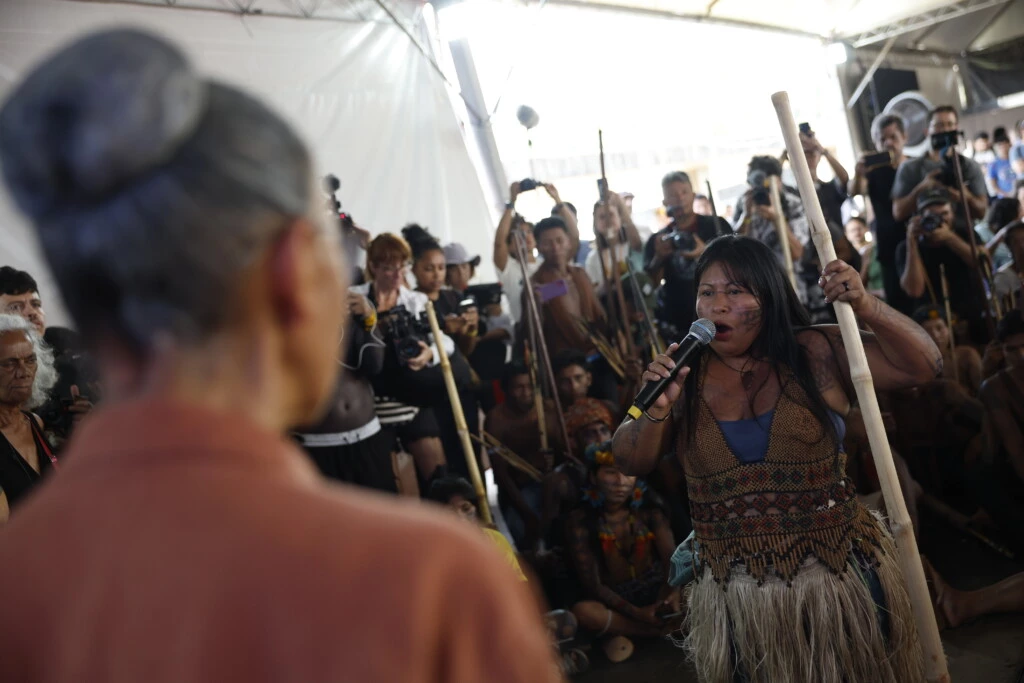 A ministra do Meio Ambiente e Mudanças Climáticas, Marina Silva, em mesa de discussão no Acampamento Indígena Terra Livre. (Foto: Pedro Ladeira/Folhapress)