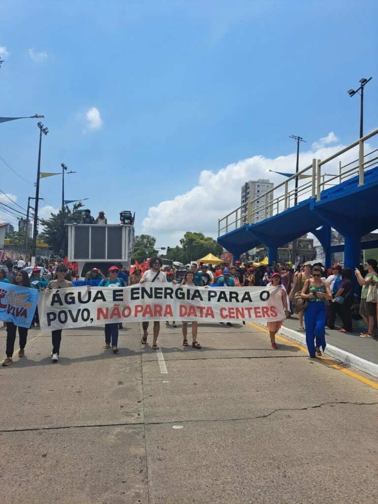 Protesto na Marcha Pelo Clima cita data centers de IA. Foto: Roberta Freire.