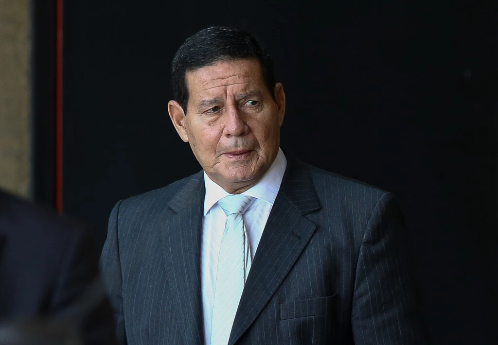 BRASÍLIA, DF, 29.11.2018: HAMILTON-MOURÃO - O general da reserva Hamilton Mourão, vice-presidente eleito, deixa o CCBB, sede do governo de transição. (Foto: Pedro Ladeira/Folhapress)