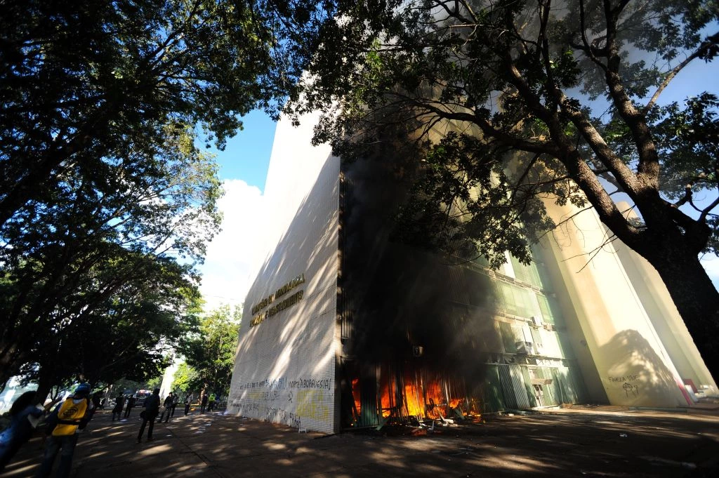 View of a fire at the Brazilian Ministry of Agriculture during clashes in the protest "Occupy Brasilia" against the labor and social security reforms and the government of President Michel Temer in Brasilia, on May 24, 2017. / AFP PHOTO / Andressa Anholete (Photo credit should read ANDRESSA ANHOLETE/AFP/Getty Images)