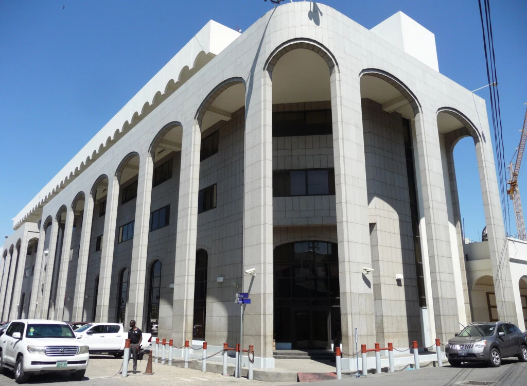 O Banque de la République d'Haïti no centro de Porto Príncipe em 8 de março.