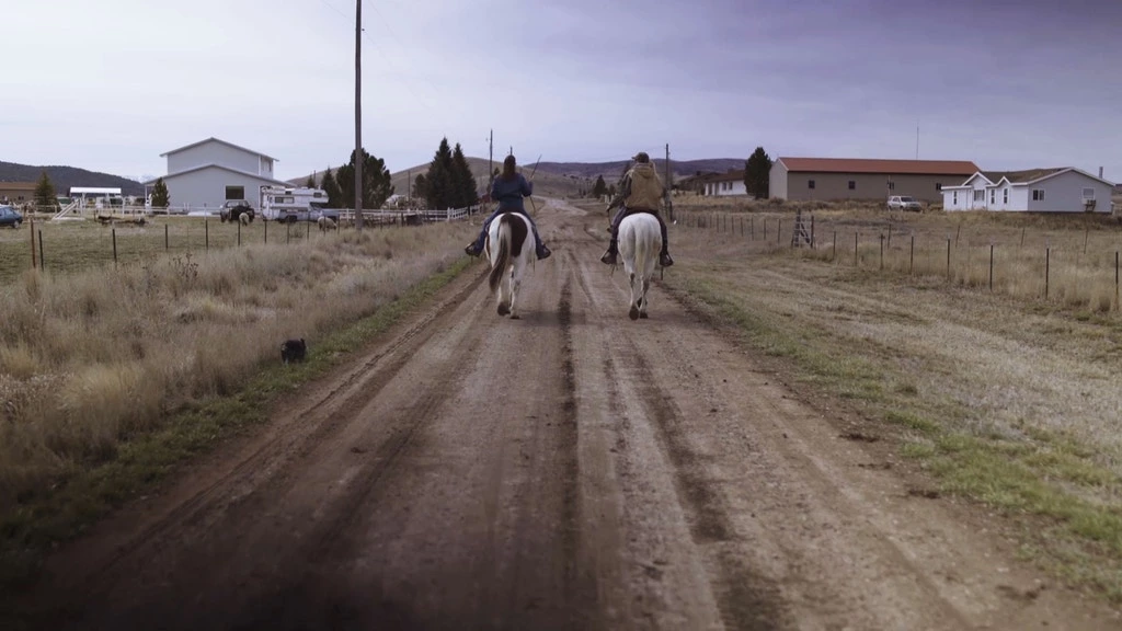 Jessica Robertson (à esquerda) e Tina McClellan (à direita) cavalgando para casa, em Indianola, Utah.
