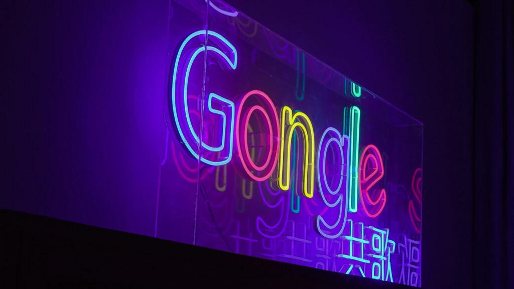 Outro frame de “China’s Artful Dissident” mostra uma parte de uma exposição que Badiucao planejava lançar em novembro de 2018 em Hong Kong, inspirada pelo plano do Google de desenvolver um mecanismo de busca censurado na China.