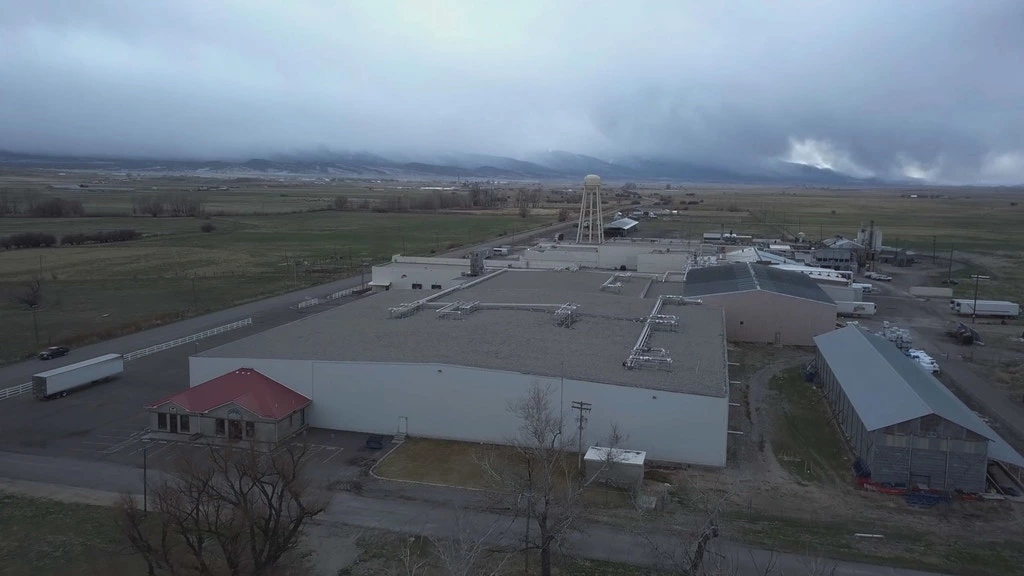 Uma nevasca se aproxima da fábrica de processamento de perus em Moroni, Utah.