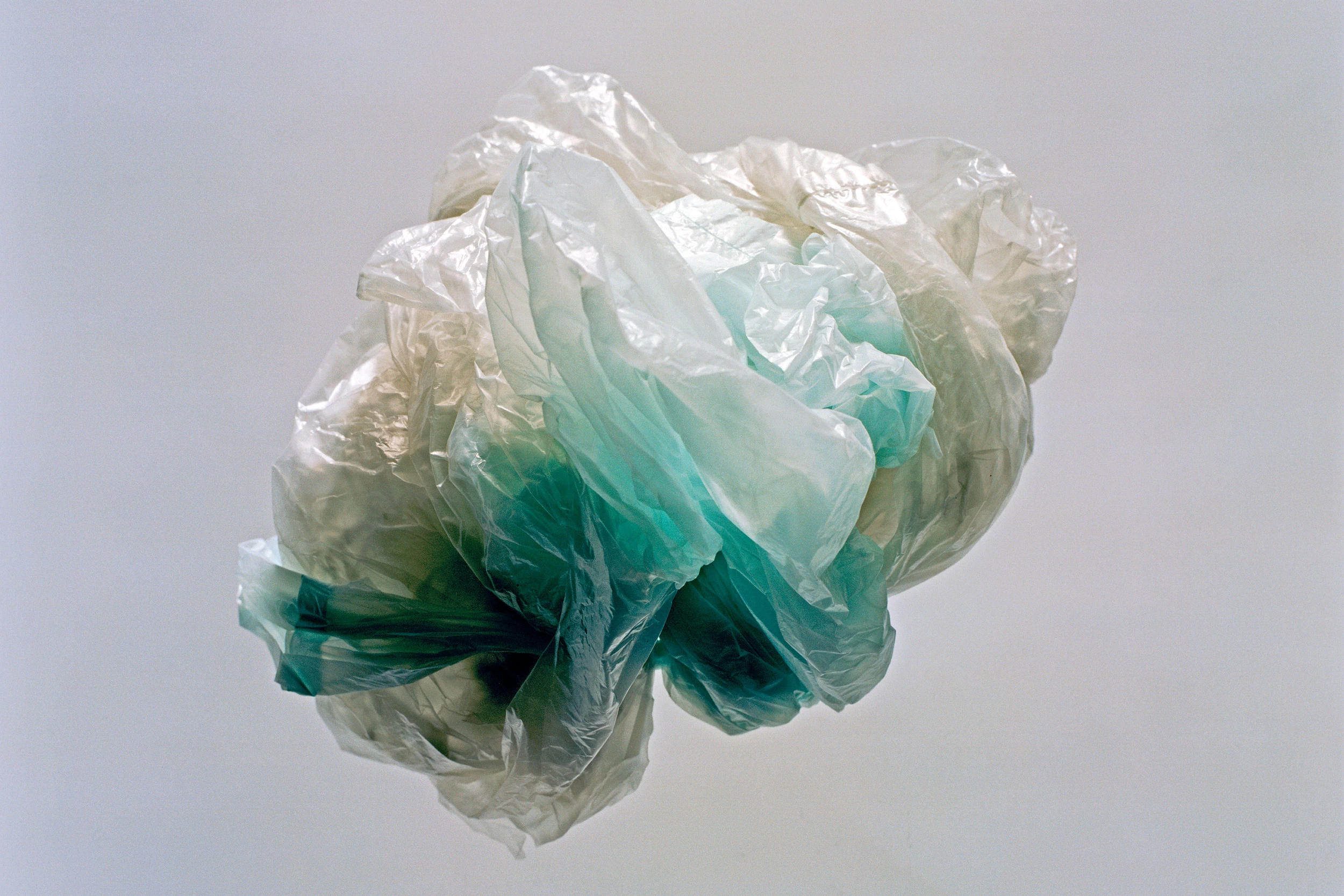 Enquanto apenas oito estados decretaram restrições ao plástico, mais de 330 decretos locais sobre o uso de sacolas plásticas foram aprovadas em 24 estados.