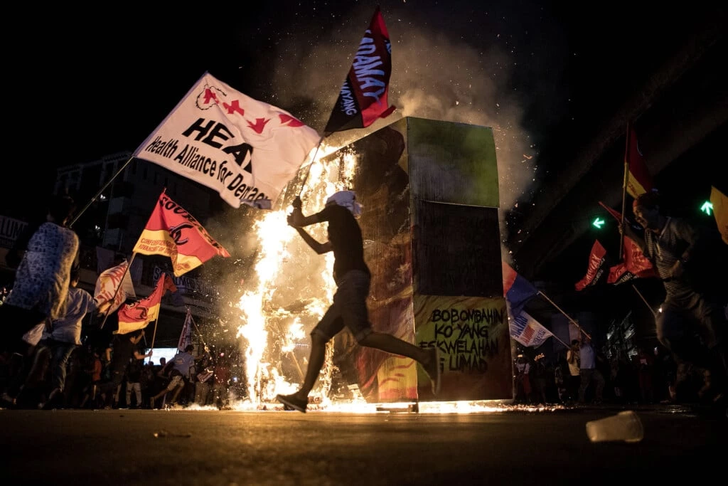TOPSHOT - Activists burn an effigy of Philippine President Rodrigo Duterte during a protest in Manila on December 10, 2017, as they commemorate the International Human Rights Day. Philippine President Rodrigo Duterte on December 5 told human rights groups criticising his deadly anti-drug war to "go to hell" after ordering police back to the frontlines of the crackdown. / AFP PHOTO / NOEL CELIS (Photo credit should read NOEL CELIS/AFP/Getty Images)