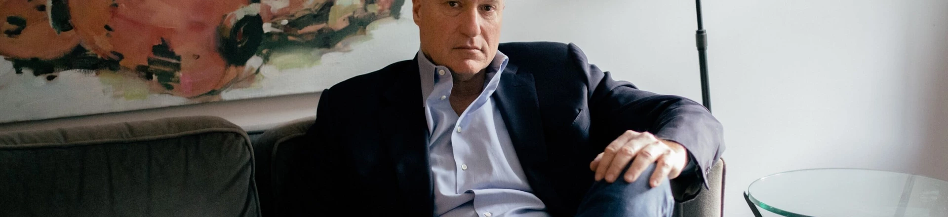 Steven Donziger senta-se para retrato em sua casa em Manhattan, Nova York, onde está em prisão domiciliar. Steven Donziger senta-se para retrato em sua casa em Manhattan, Nova York, onde está em prisão domiciliar.